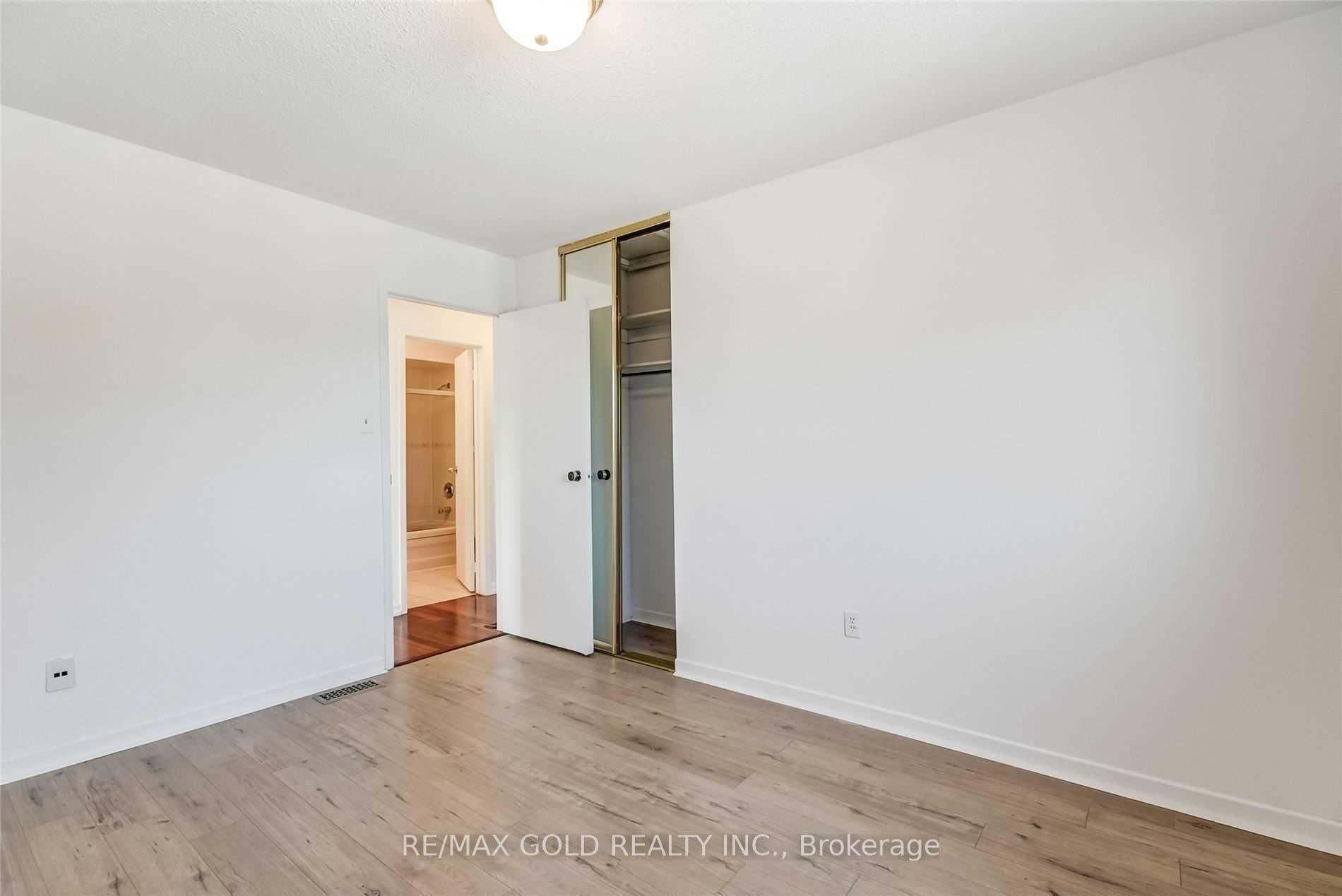 Photo 12 of 32 Lawndale Crescent, Brampton, Westgate — HOMEH
