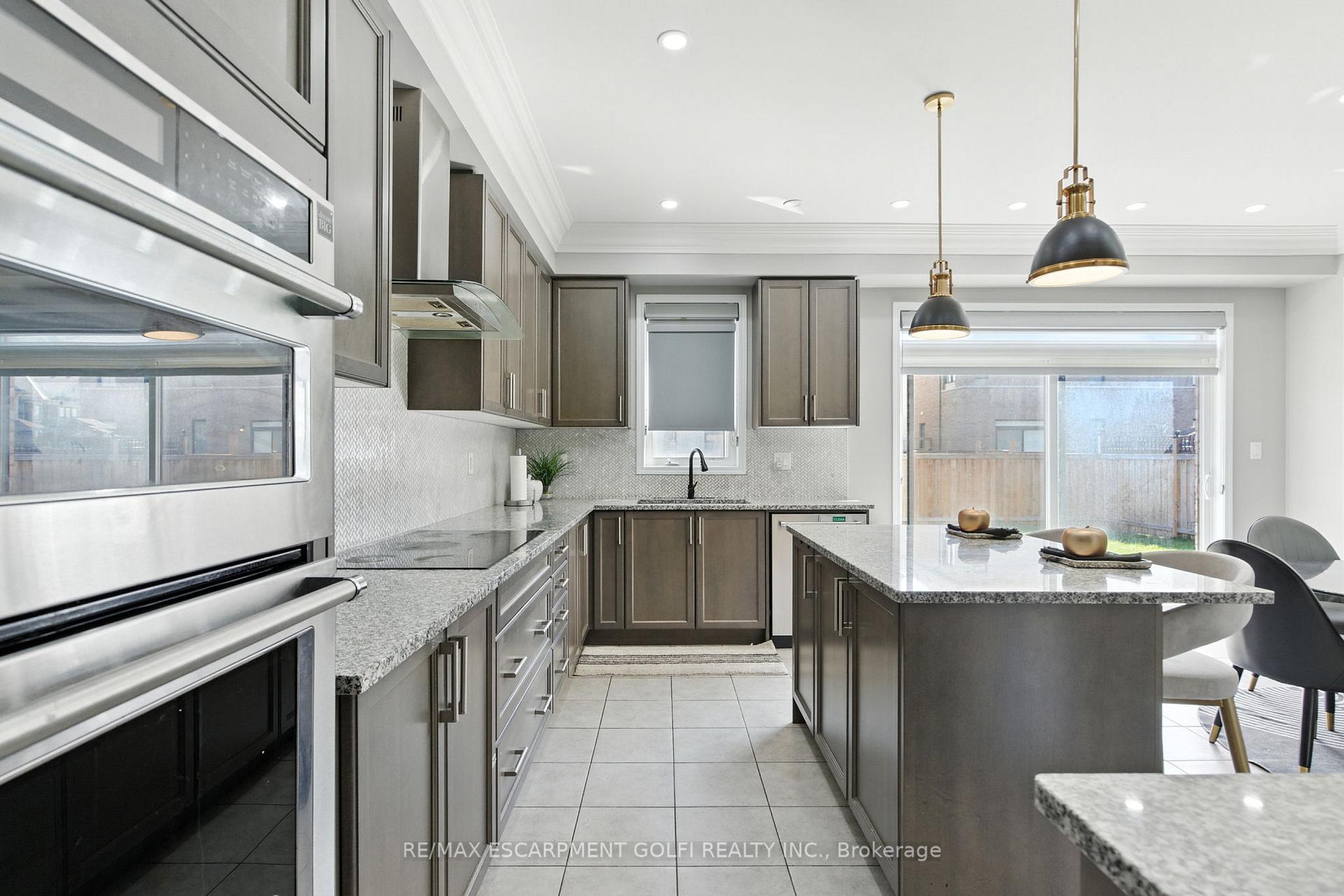 Photo 14 of 126 Cactus Crescent, Hamilton, Stoney Creek Mountain — HOMEH