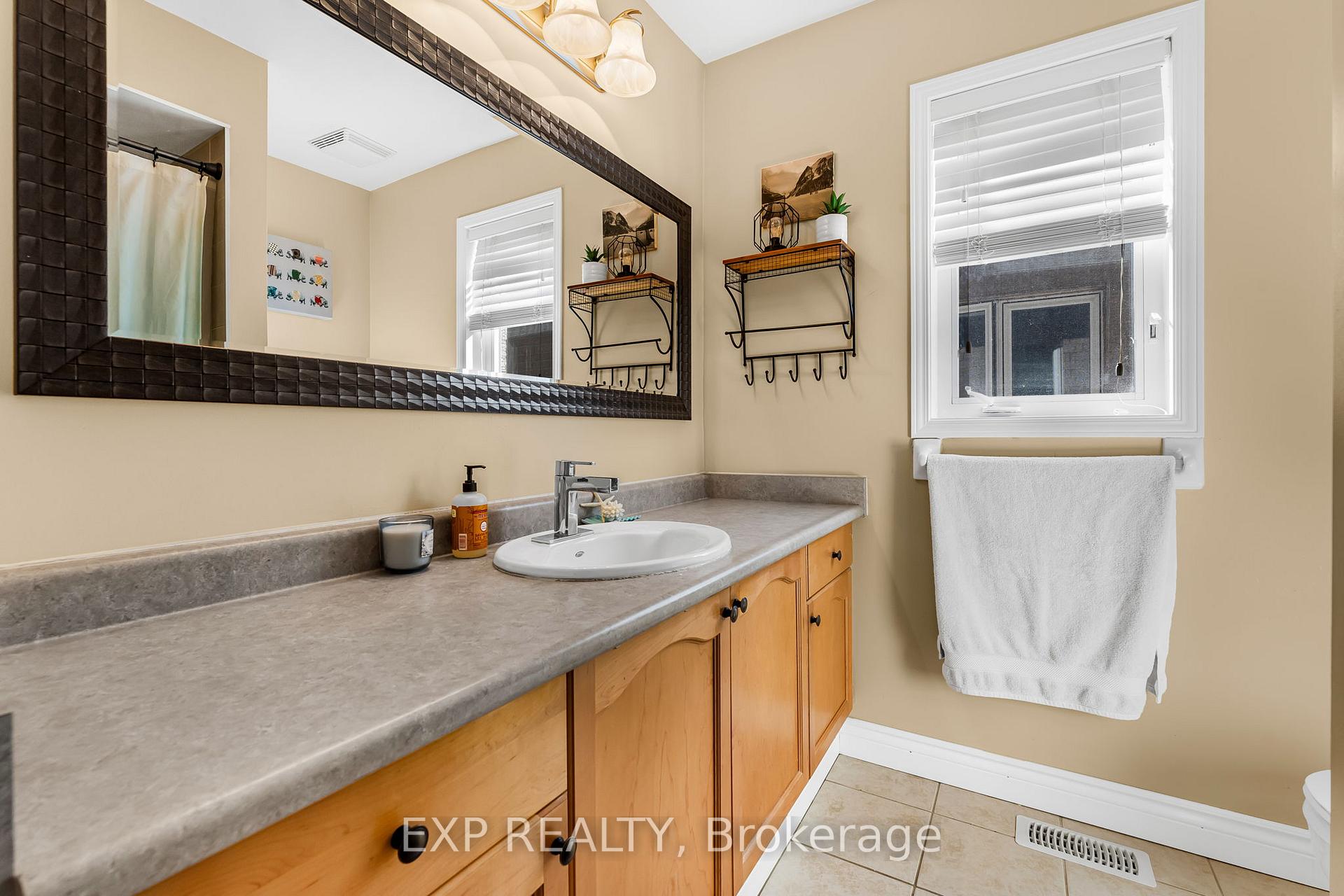 Photo 23 of 117 Glenmeadow Crescent, Hamilton, Winona Park — HOMEH