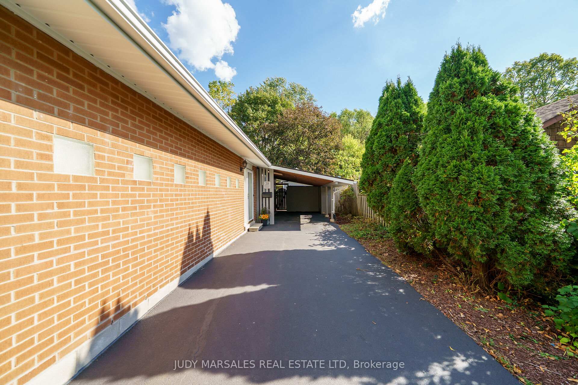Photo 3 of 28 Pleasant Avenue, Hamilton, Dundas — HOMEH