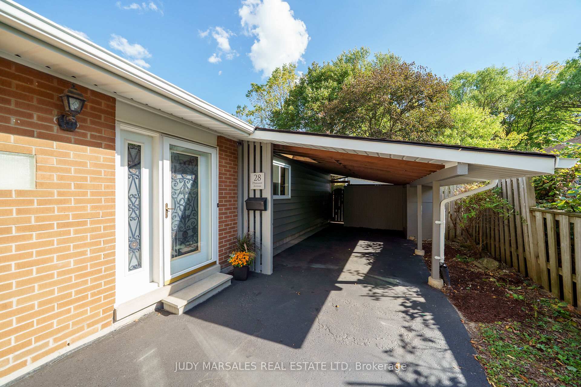 Photo 4 of 28 Pleasant Avenue, Hamilton, Dundas — HOMEH
