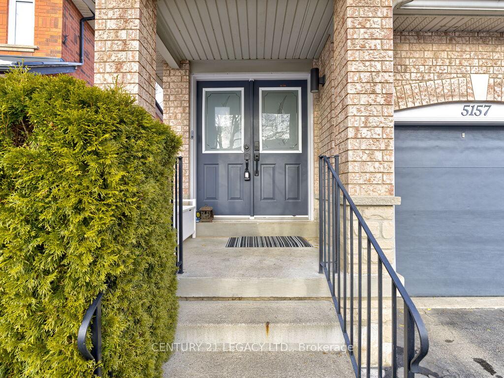 Photo 3 of 5157 Falconcrest Drive, Burlington, Uptown — HOMEH