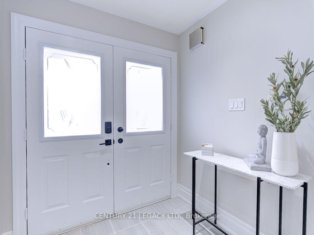 Photo 4 of 5157 Falconcrest Drive, Burlington, Uptown — HOMEH