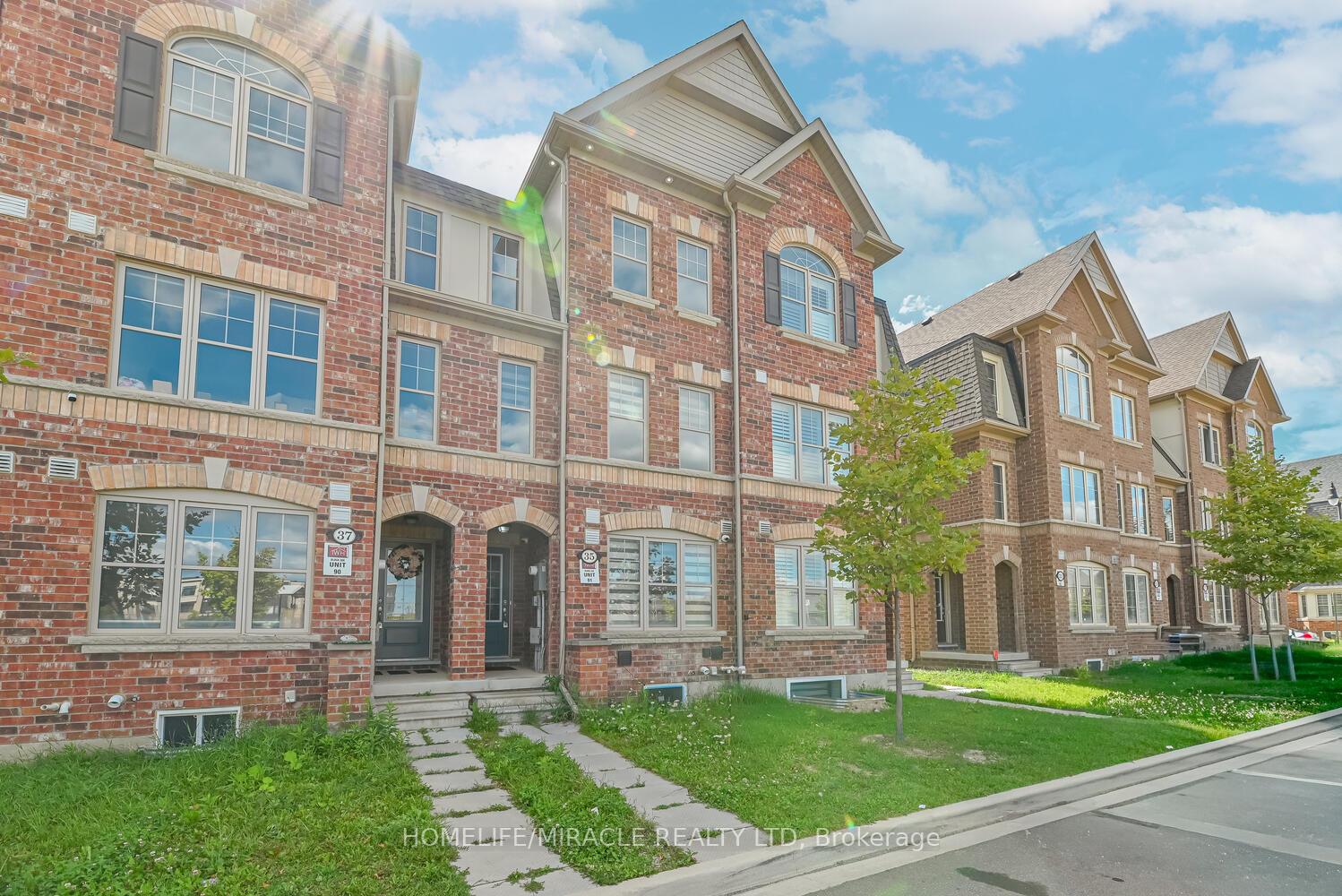Photo 3 of 35 Finegan Circle, Brampton, Northwest Brampton — HOMEH