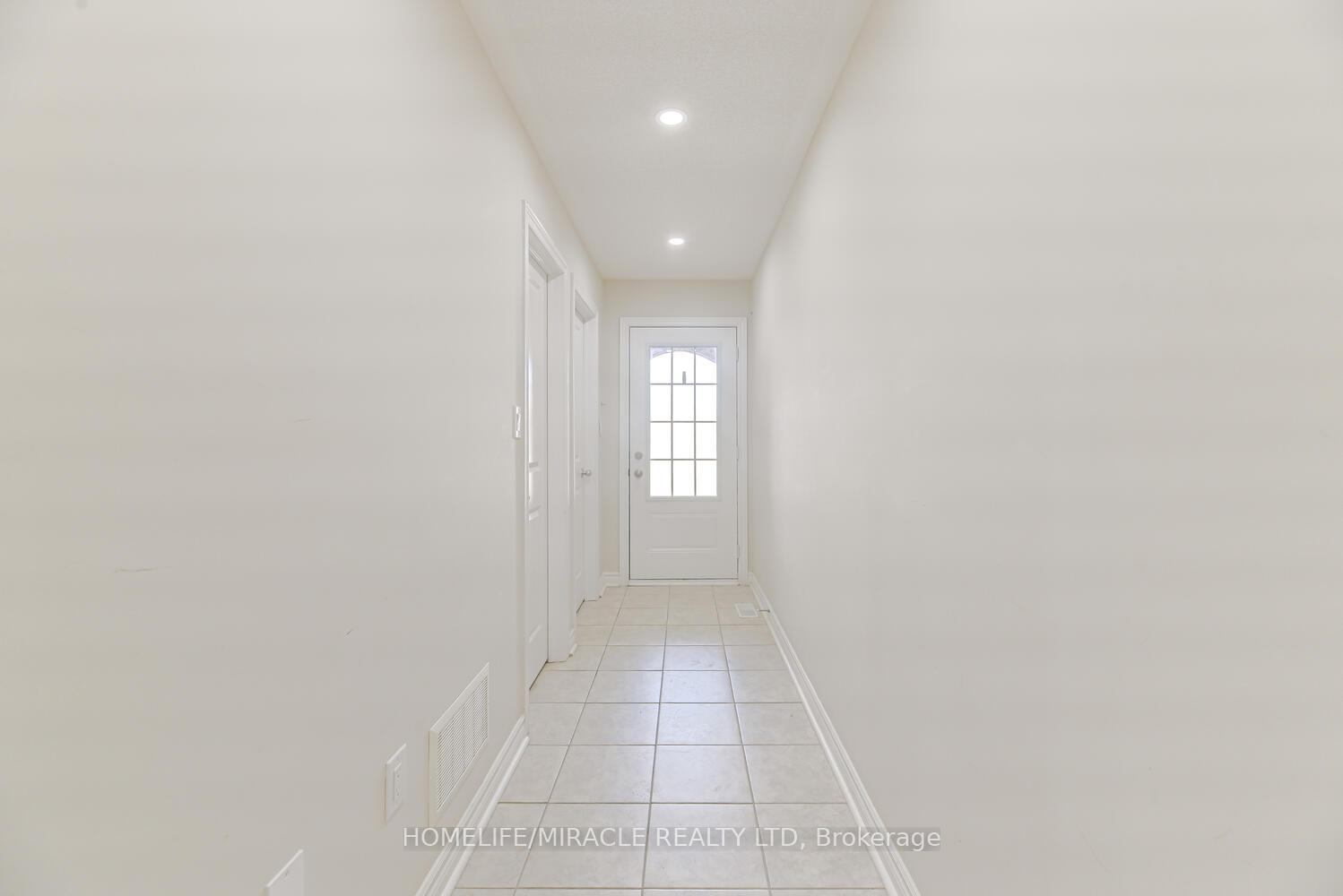 Photo 5 of 35 Finegan Circle, Brampton, Northwest Brampton — HOMEH