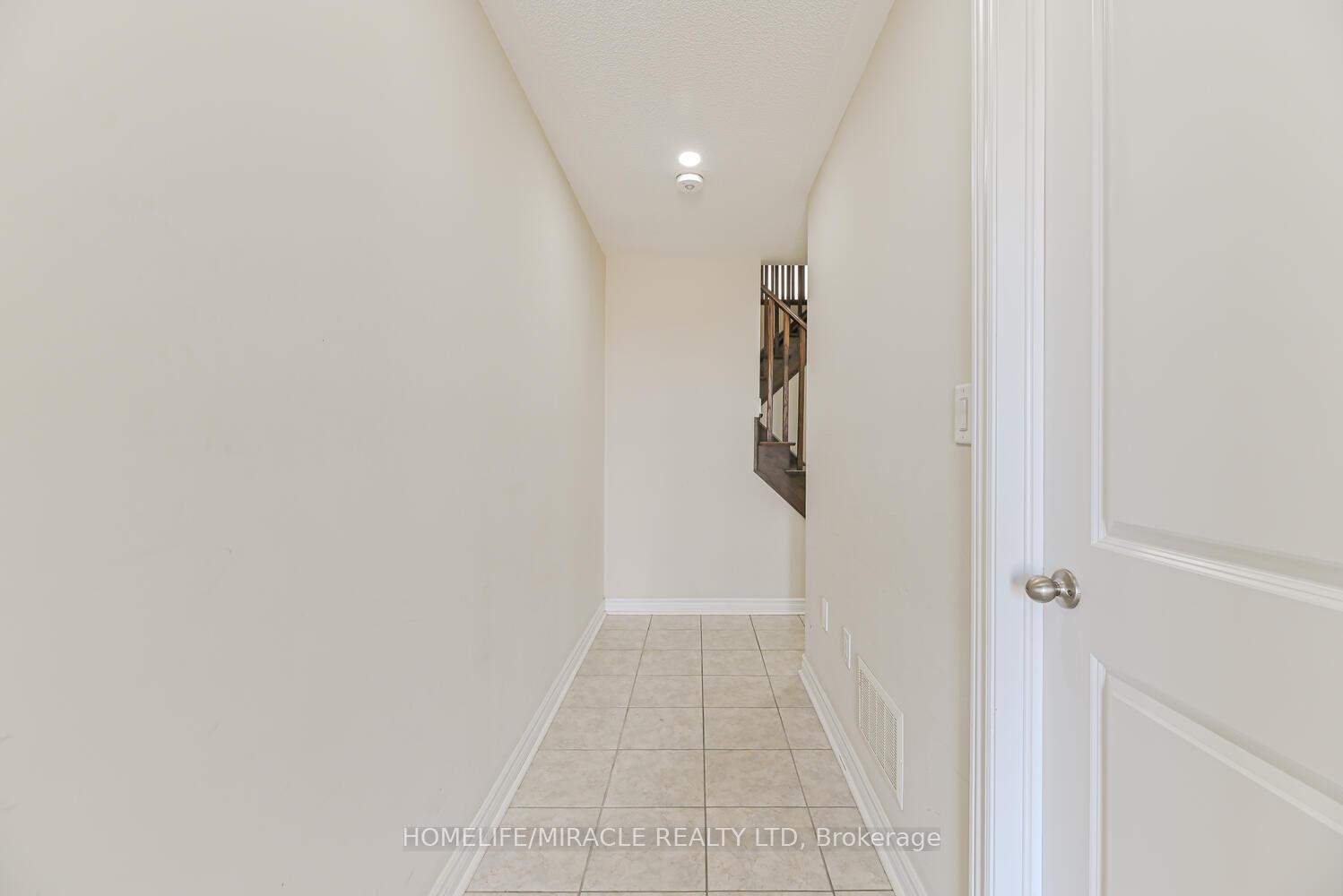 Photo 6 of 35 Finegan Circle, Brampton, Northwest Brampton — HOMEH