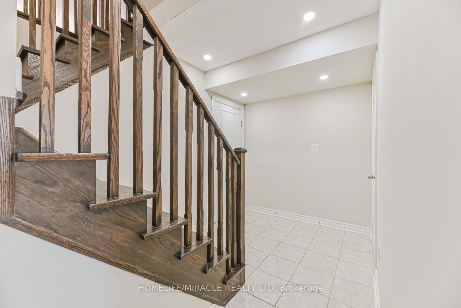 Photo 7 of 35 Finegan Circle, Brampton, Northwest Brampton — HOMEH