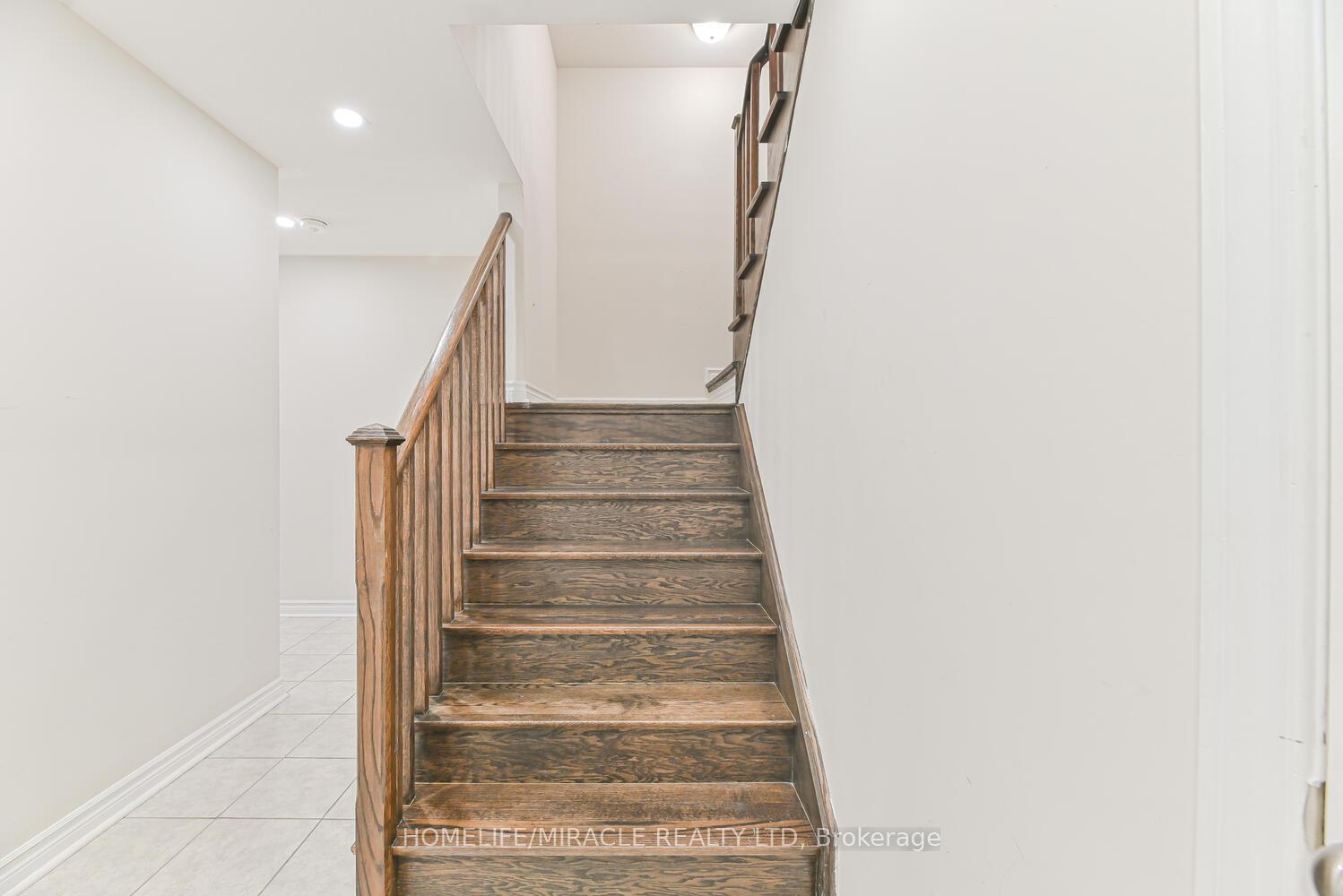 Photo 12 of 35 Finegan Circle, Brampton, Northwest Brampton — HOMEH