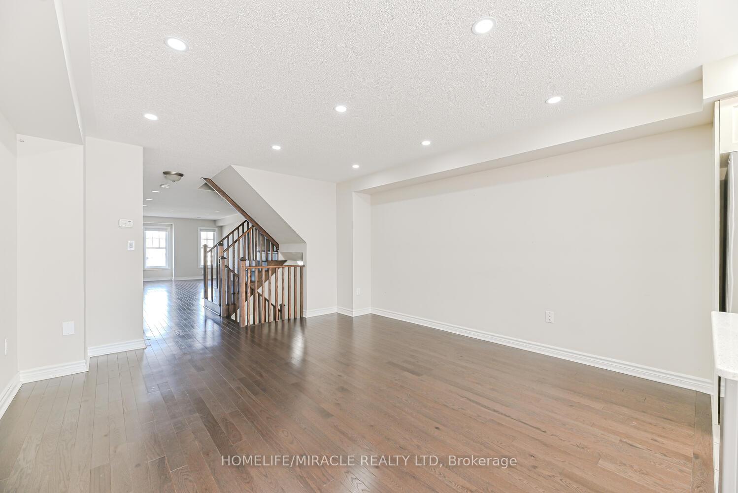 Photo 24 of 35 Finegan Circle, Brampton, Northwest Brampton — HOMEH