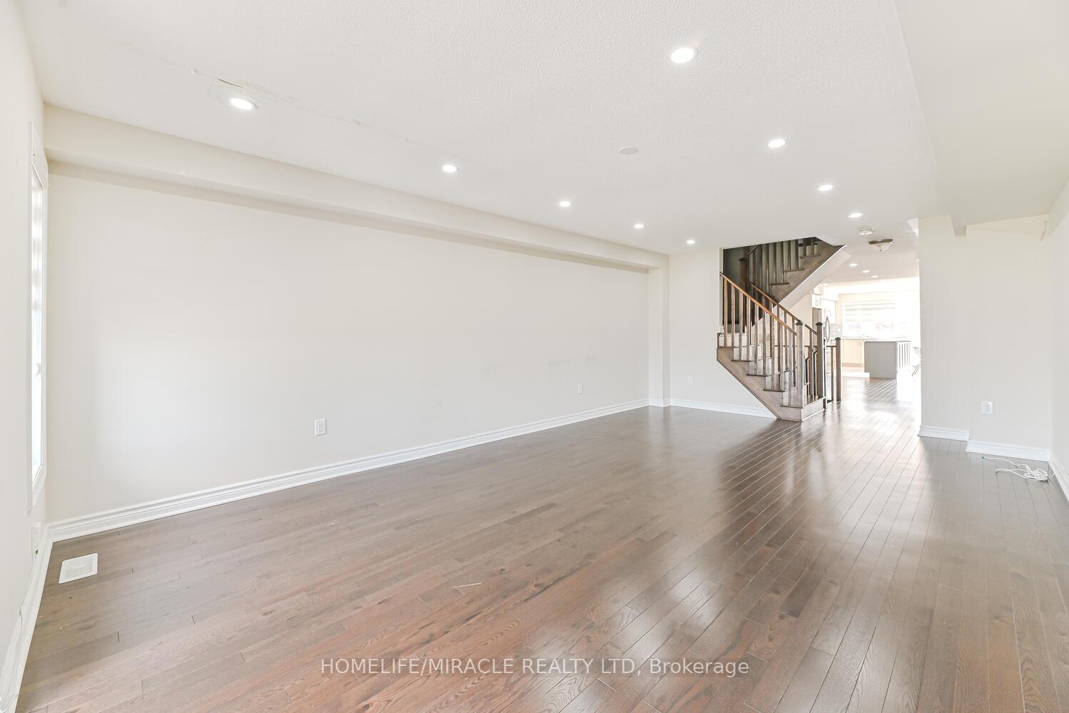 Photo 29 of 35 Finegan Circle, Brampton, Northwest Brampton — HOMEH