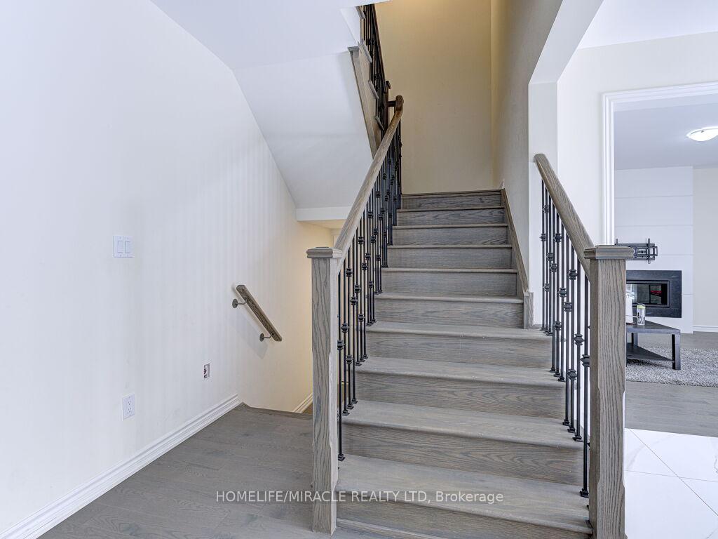 Photo 9 of 8 Jenwood Crescent, Brampton, Sandringham-Wellington North — HOMEH