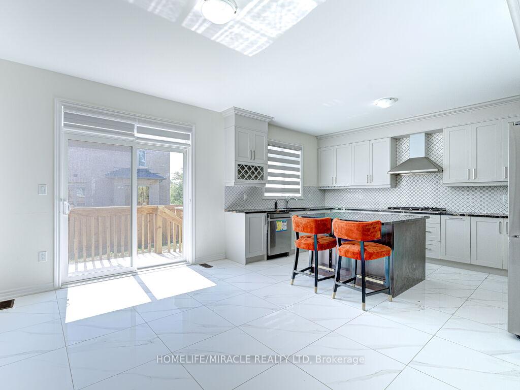 Photo 10 of 8 Jenwood Crescent, Brampton, Sandringham-Wellington North — HOMEH