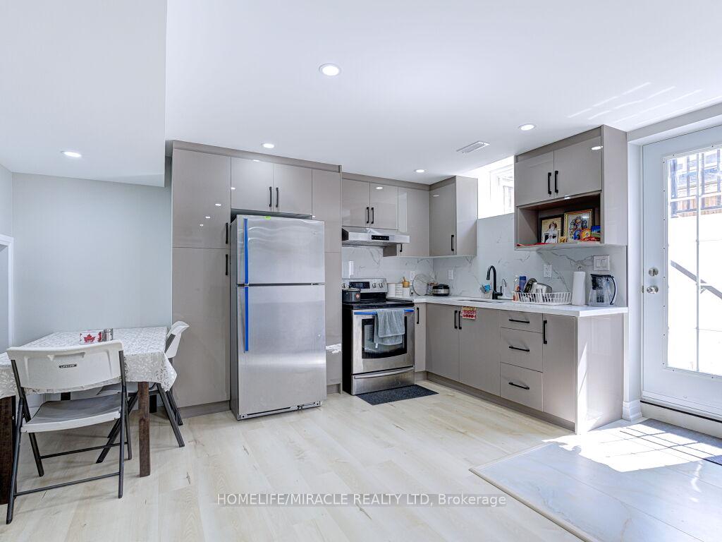 Photo 33 of 8 Jenwood Crescent, Brampton, Sandringham-Wellington North — HOMEH