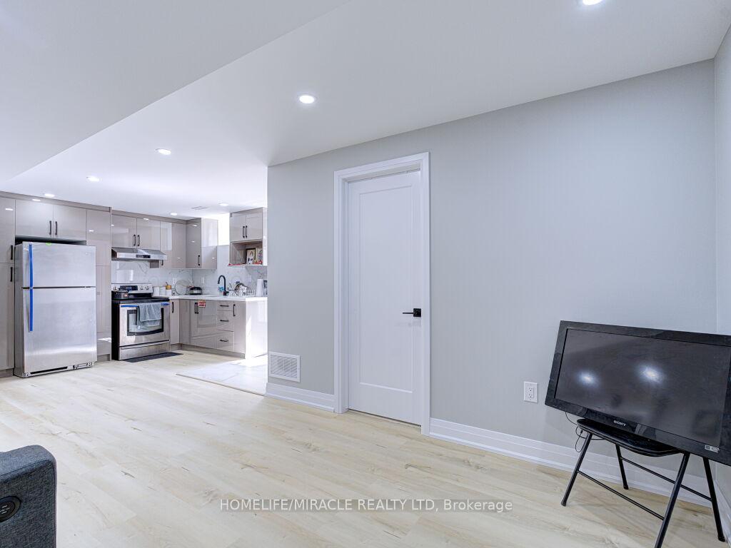 Photo 34 of 8 Jenwood Crescent, Brampton, Sandringham-Wellington North — HOMEH