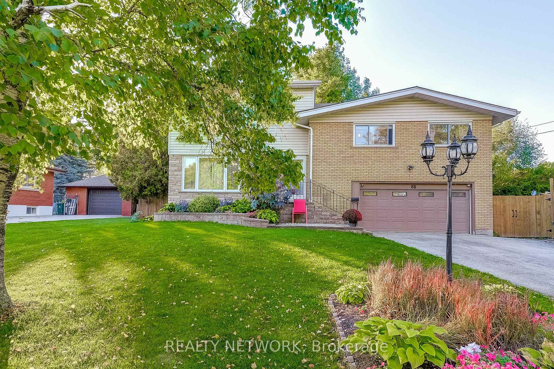 Photo 2 of 68 Aldercrest Avenue, Hamilton, Allison — HOMEH