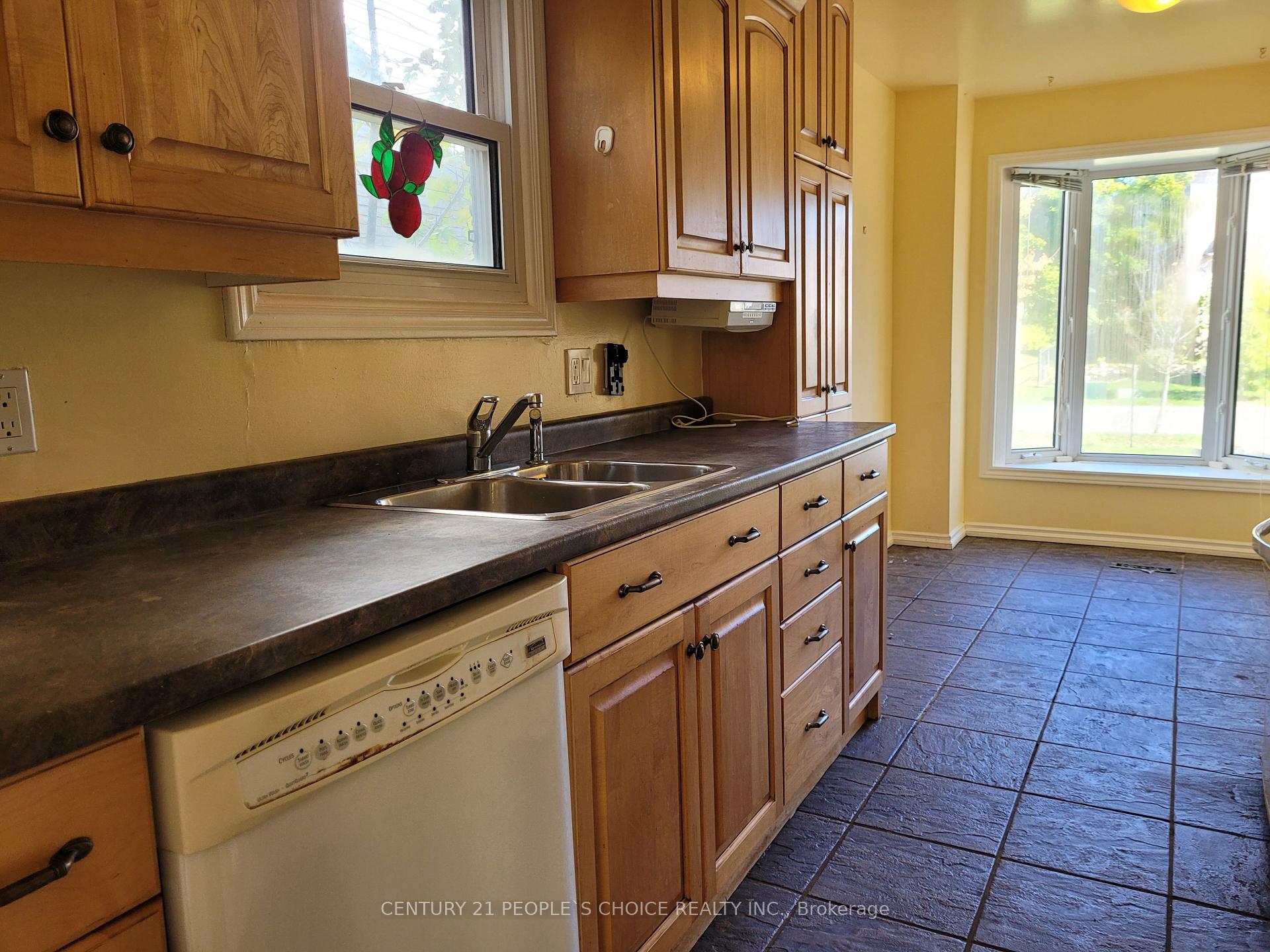 Photo 6 of 76 Elmvale Avenue, Brampton, Heart Lake West — HOMEH