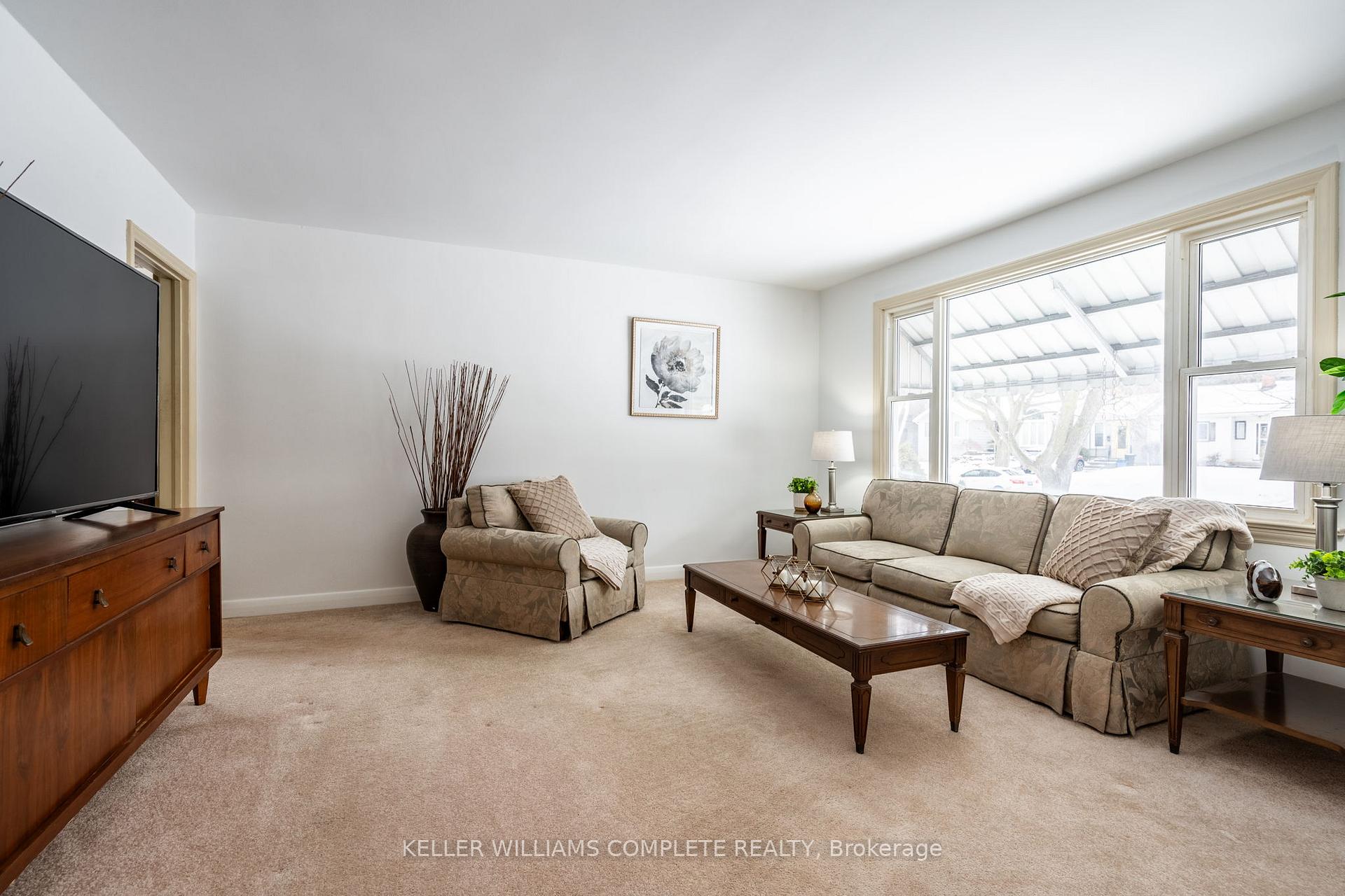 Photo 4 of 520 Bridgman Avenue, Burlington, Brant — HOMEH