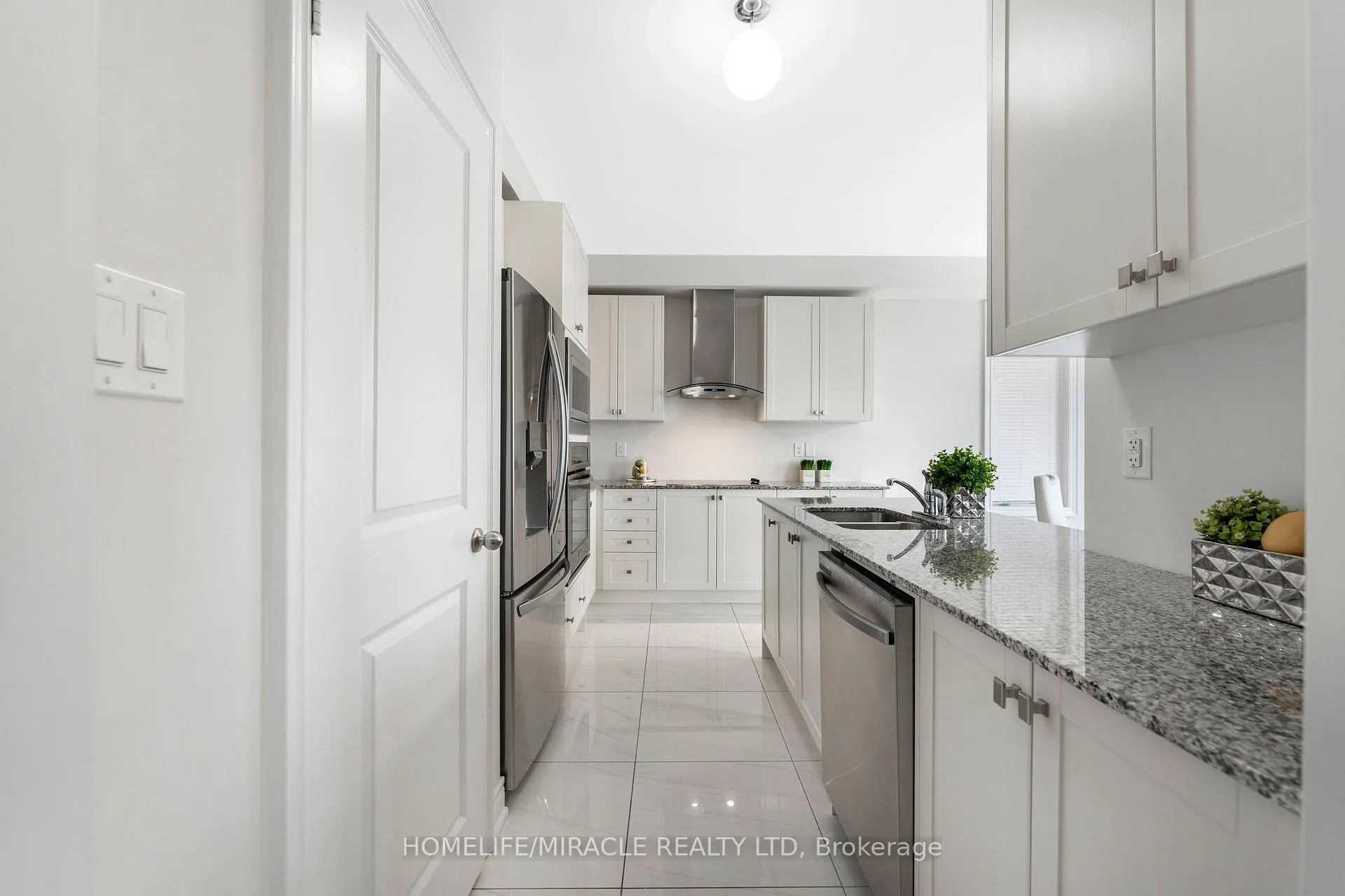 Photo 10 of 181 Boone Crescent, Vaughan, Kleinburg — HOMEH