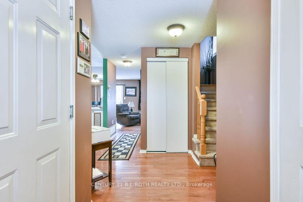 Photo 3 of 33 Lee Crescent, Barrie, Holly — HOMEH