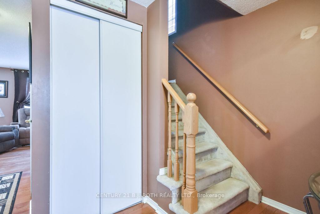 Photo 4 of 33 Lee Crescent, Barrie, Holly — HOMEH