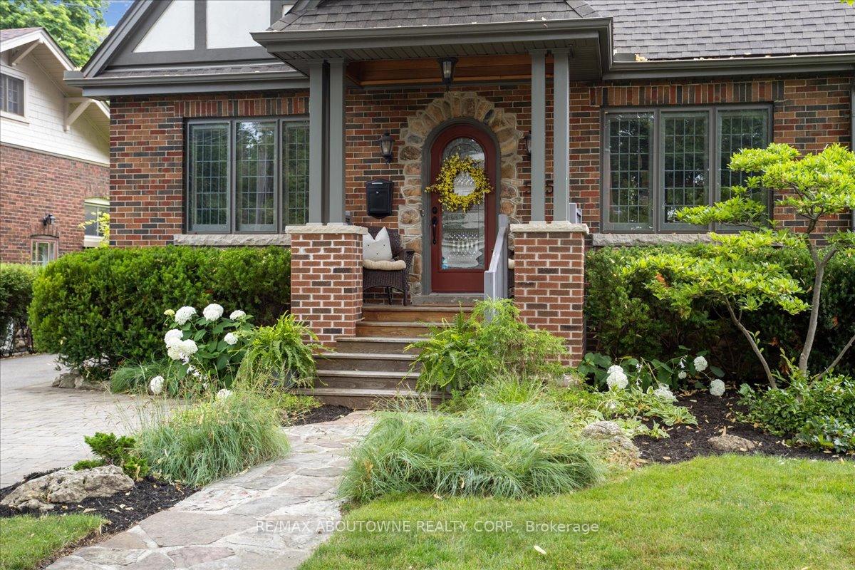 Photo 3 of 565 Locust Street, Burlington, Brant — HOMEH