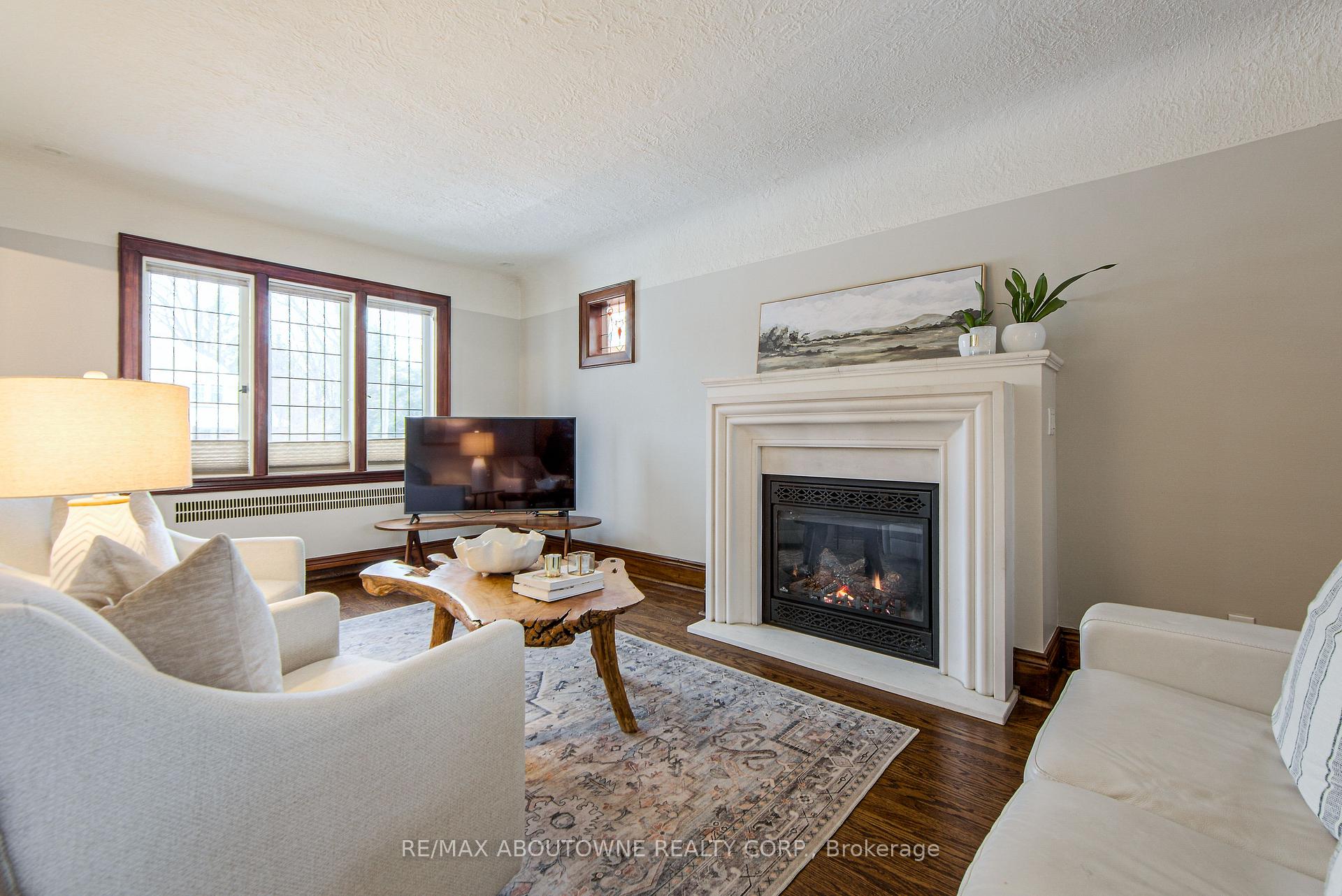 Photo 8 of 565 Locust Street, Burlington, Brant — HOMEH