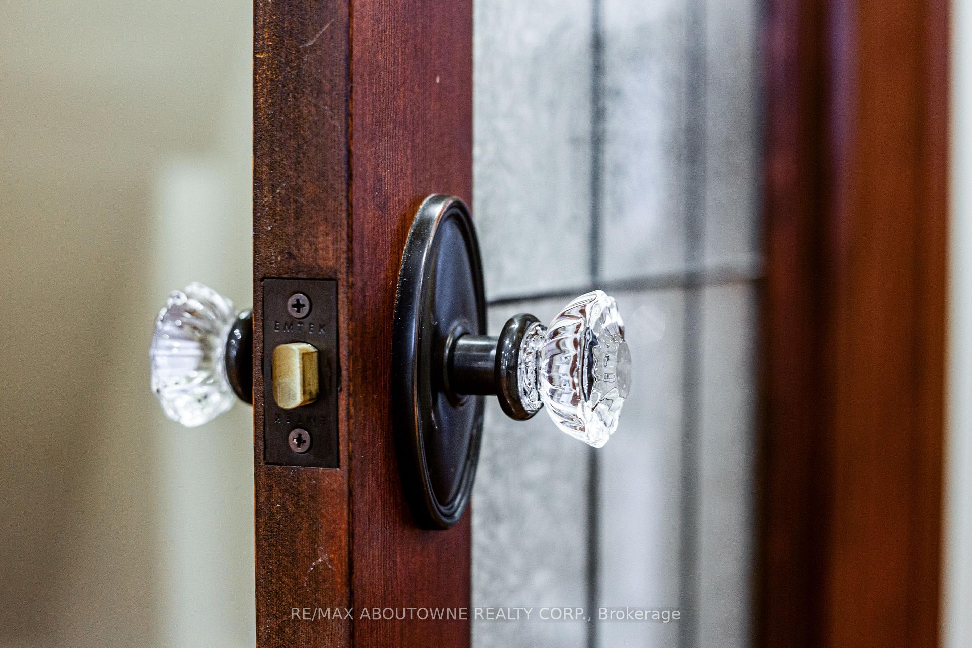 Photo 10 of 565 Locust Street, Burlington, Brant — HOMEH