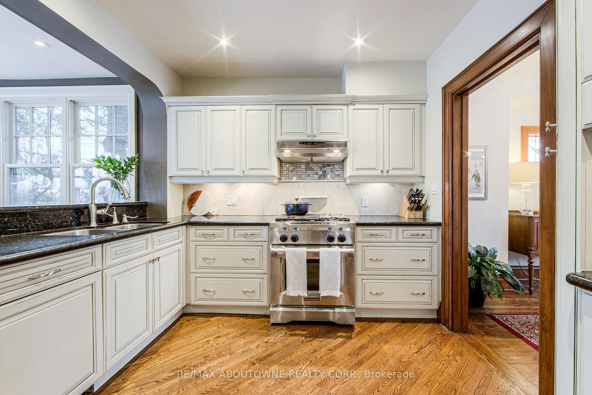Photo 12 of 565 Locust Street, Burlington, Brant — HOMEH