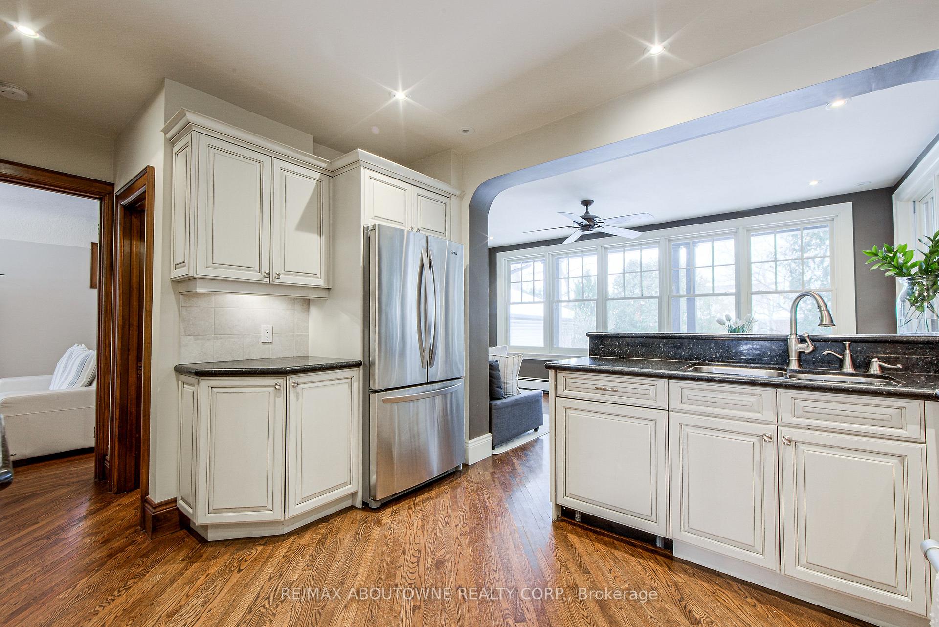 Photo 13 of 565 Locust Street, Burlington, Brant — HOMEH