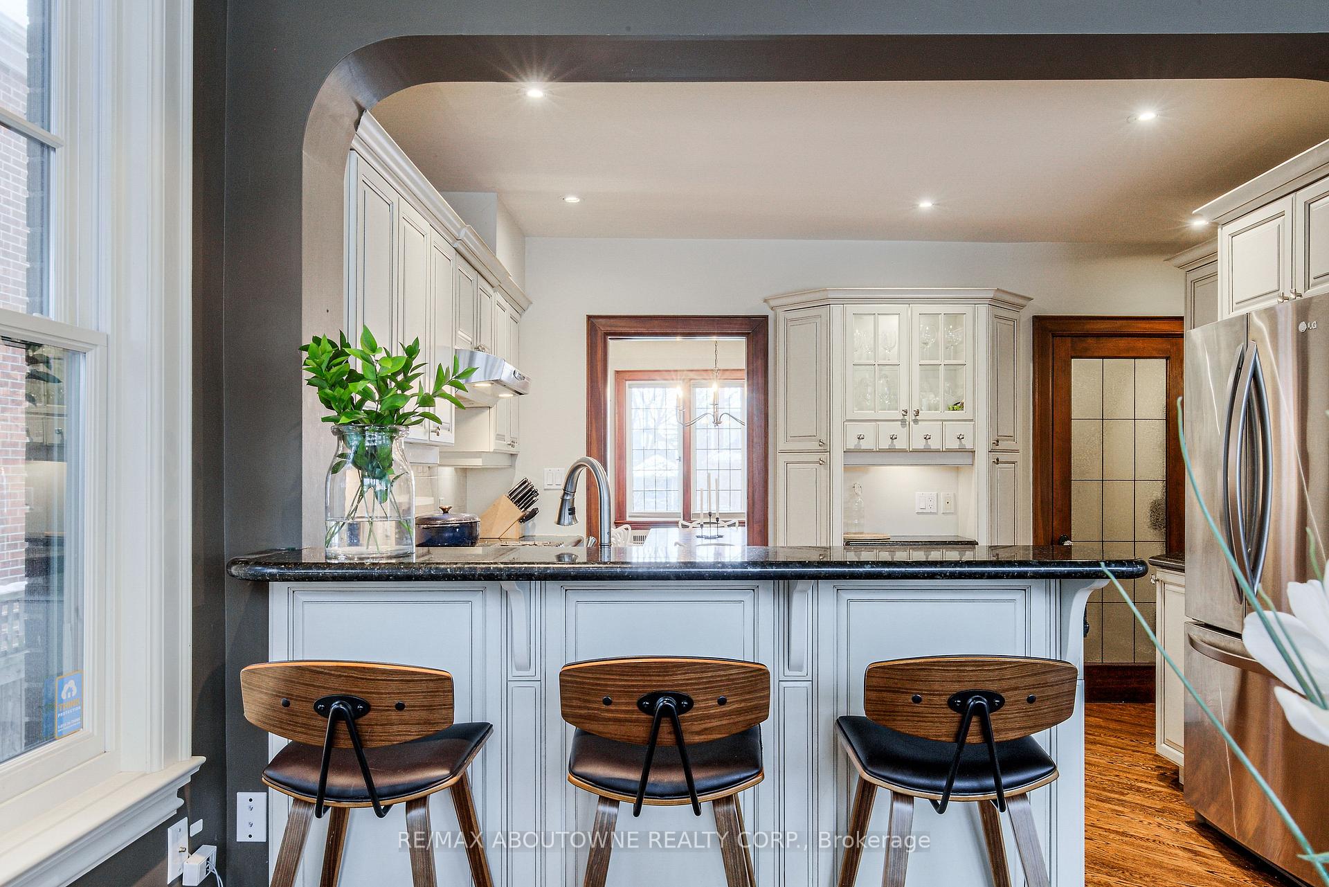 Photo 14 of 565 Locust Street, Burlington, Brant — HOMEH