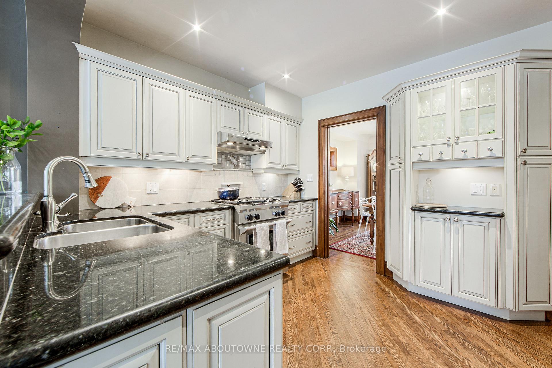 Photo 15 of 565 Locust Street, Burlington, Brant — HOMEH