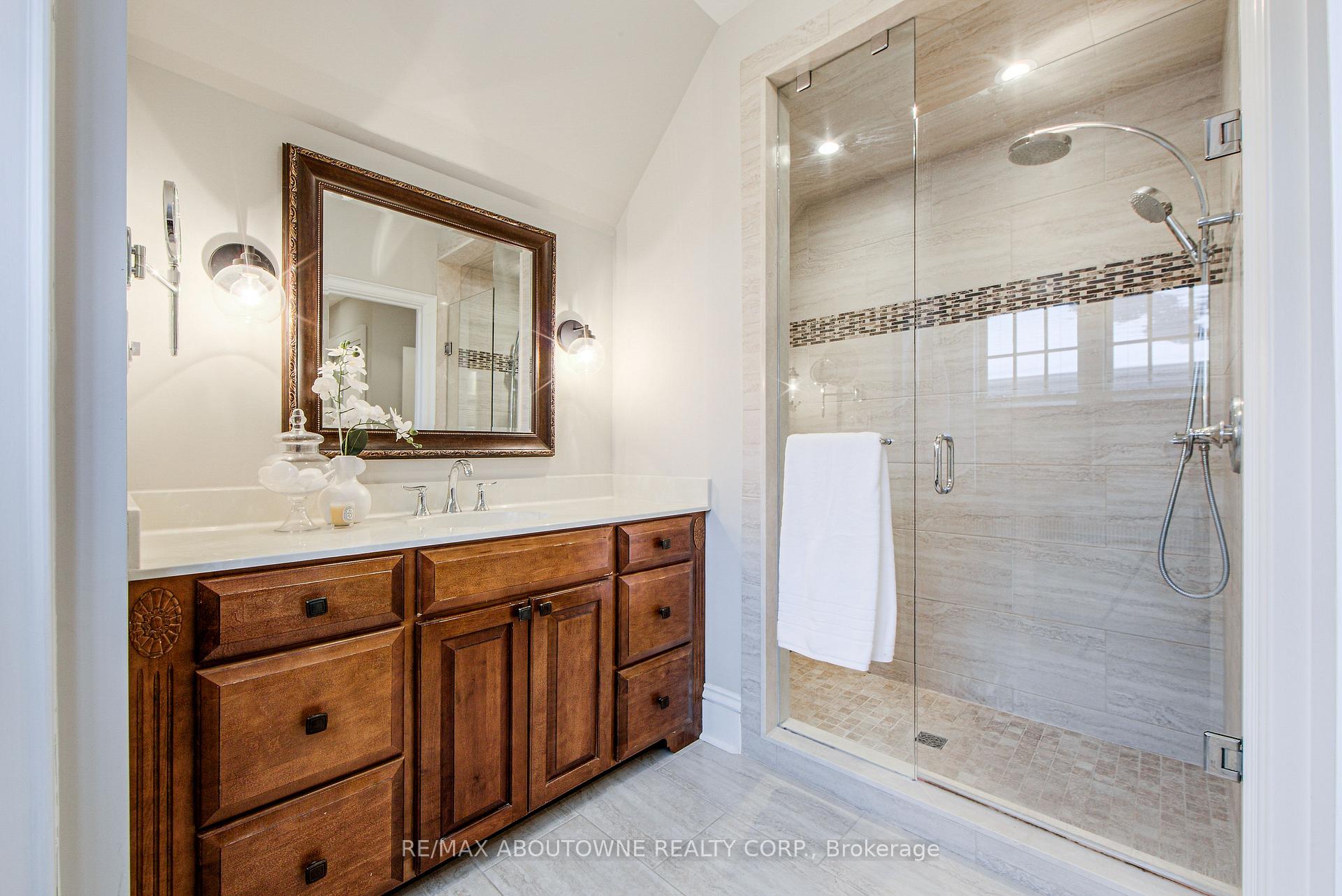 Photo 29 of 565 Locust Street, Burlington, Brant — HOMEH