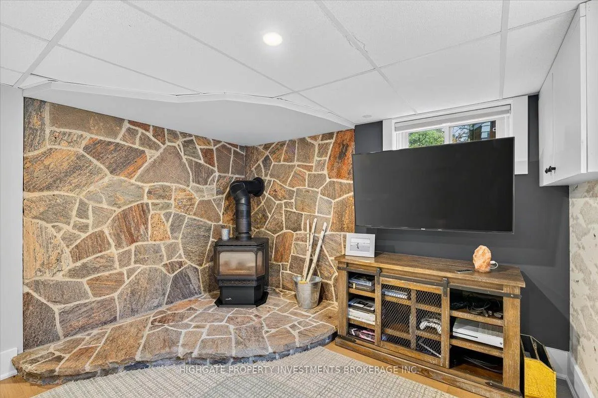 Photo 32 of 75 Dundonald Street N, Barrie, Codrington — HOMEH