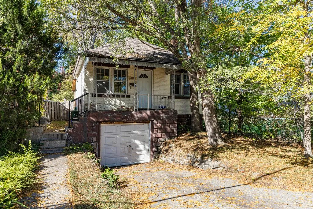 Photo 1 of 132 Tope Crescent, Hamilton, Westdale — HOMEH