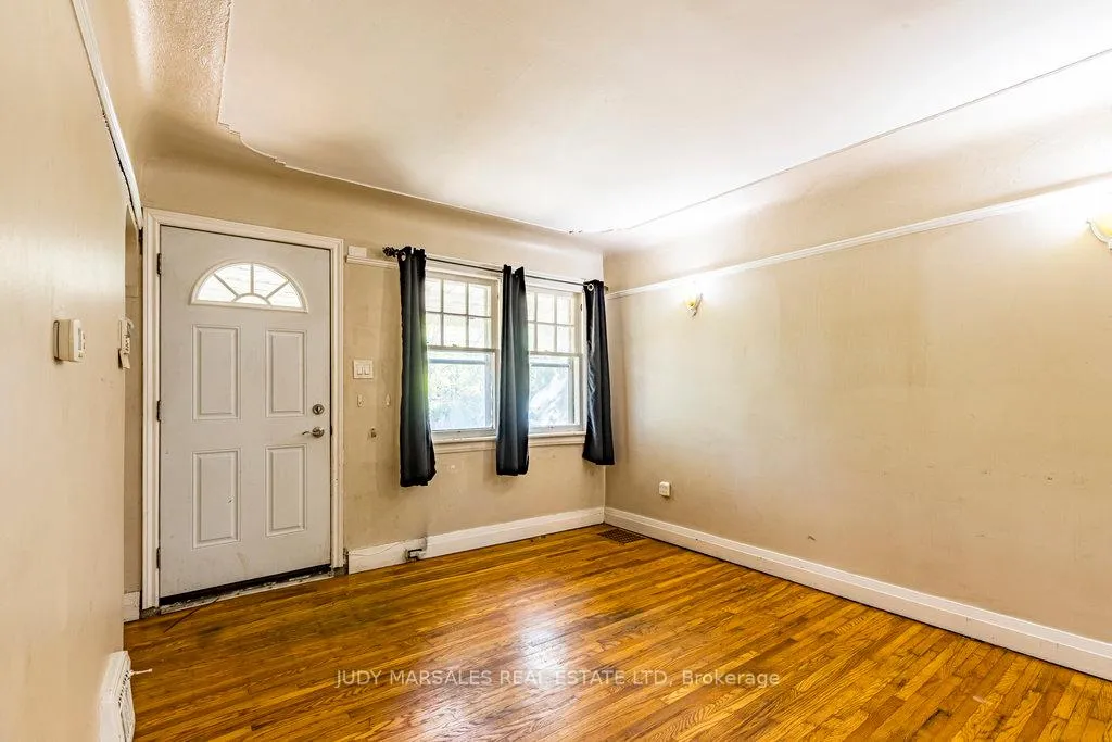 Photo 3 of 132 Tope Crescent, Hamilton, Westdale — HOMEH