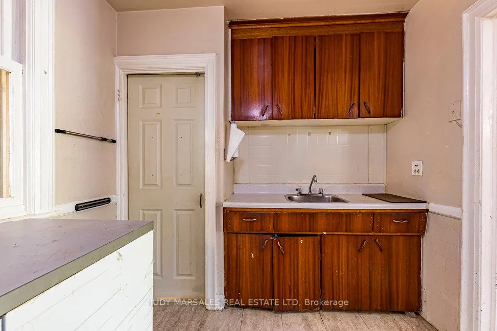 Photo 11 of 132 Tope Crescent, Hamilton, Westdale — HOMEH