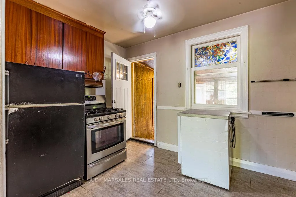 Photo 13 of 132 Tope Crescent, Hamilton, Westdale — HOMEH