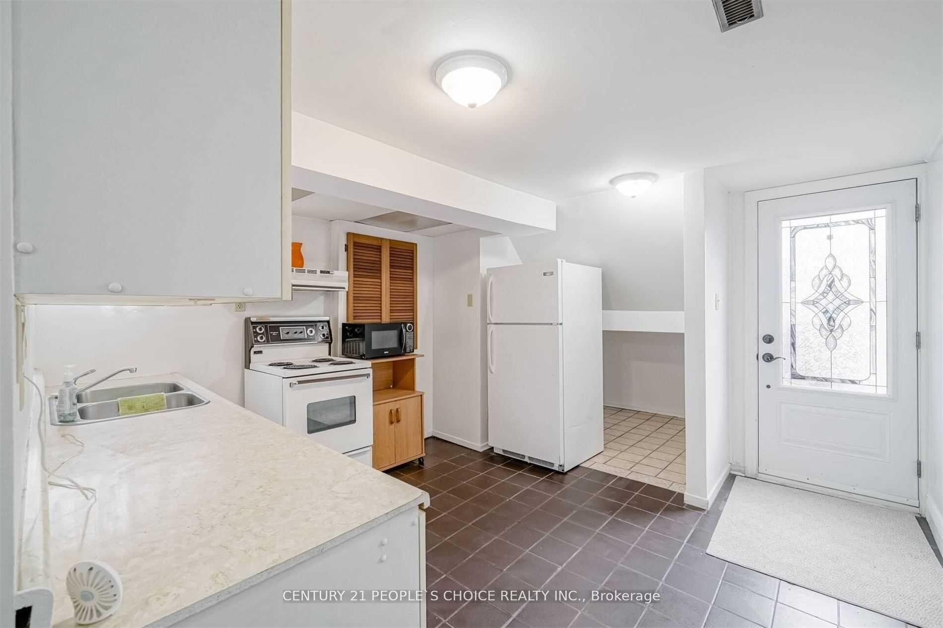 Photo 2 of Unit (lower), 58 Camberley Crescent, Brampton, Brampton North — HOMEH