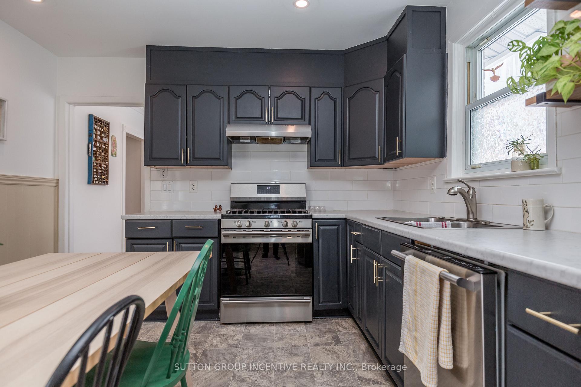 Photo 11 of 75 Queen Street, Barrie, Codrington — HOMEH