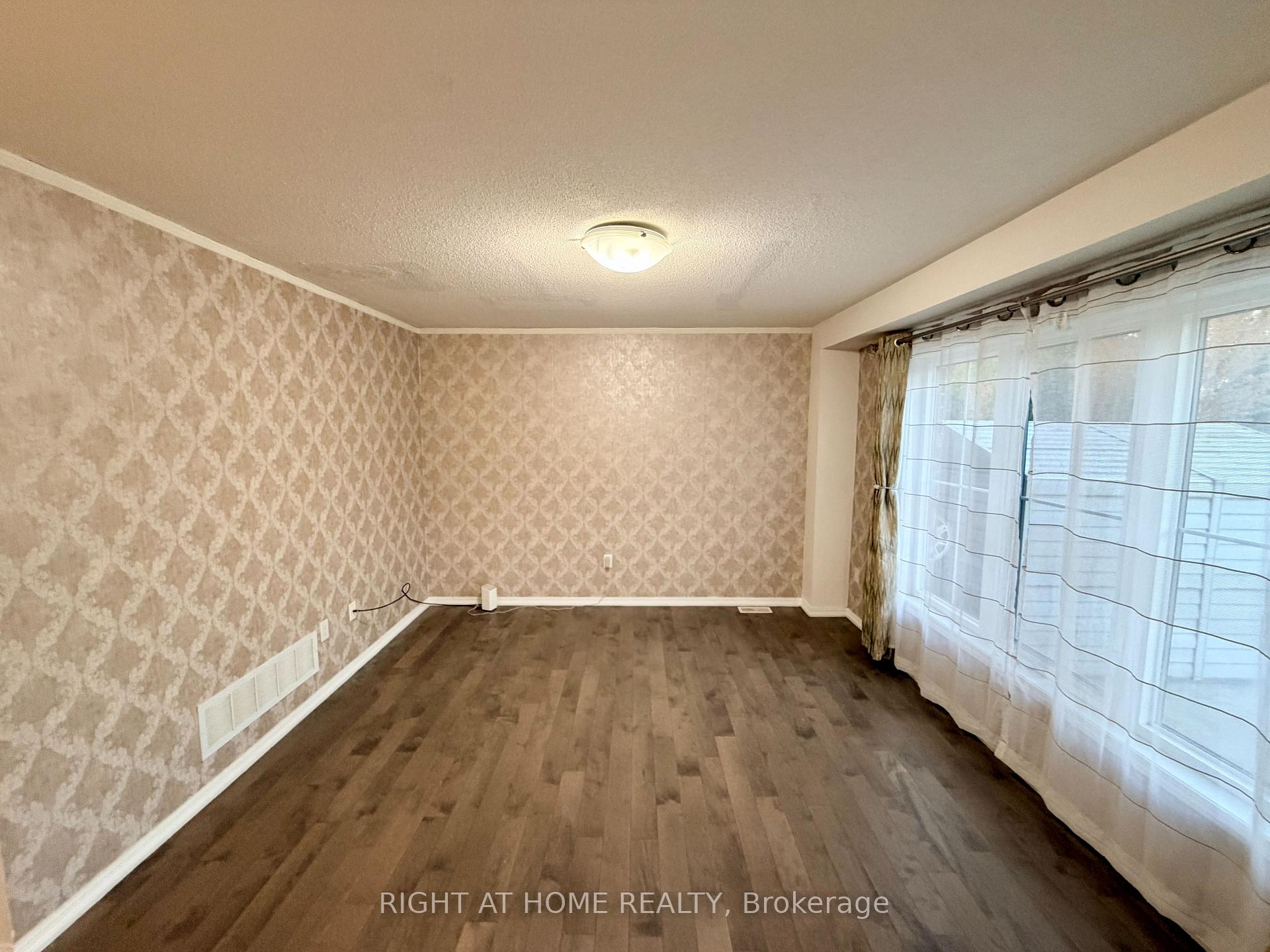 Photo 4 of 19 Klemscott Road, Brampton, Northwest Brampton — HOMEH