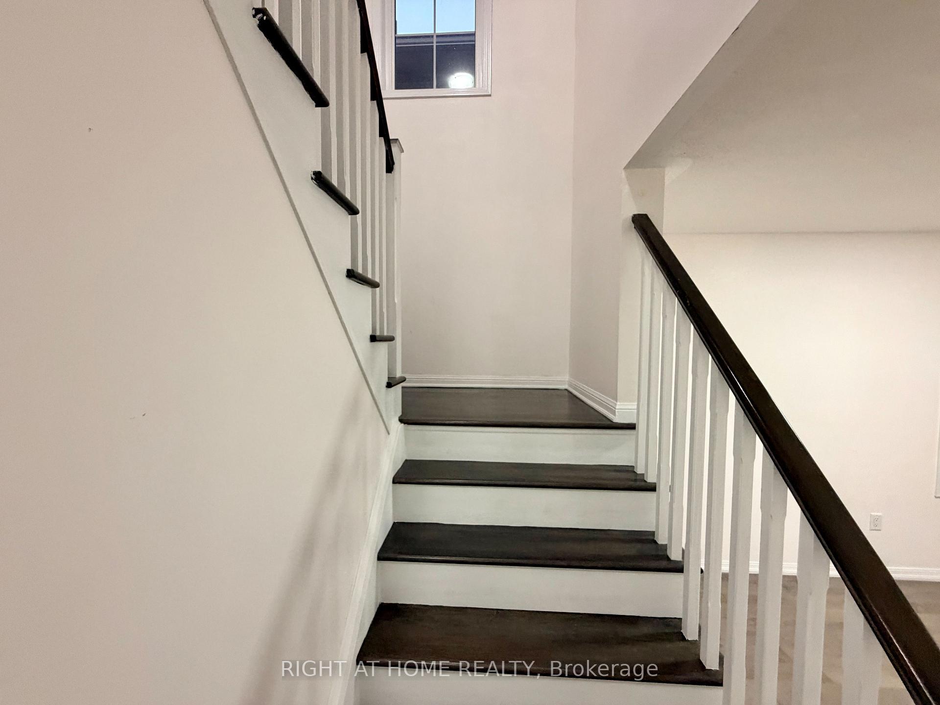 Photo 5 of 19 Klemscott Road, Brampton, Northwest Brampton — HOMEH
