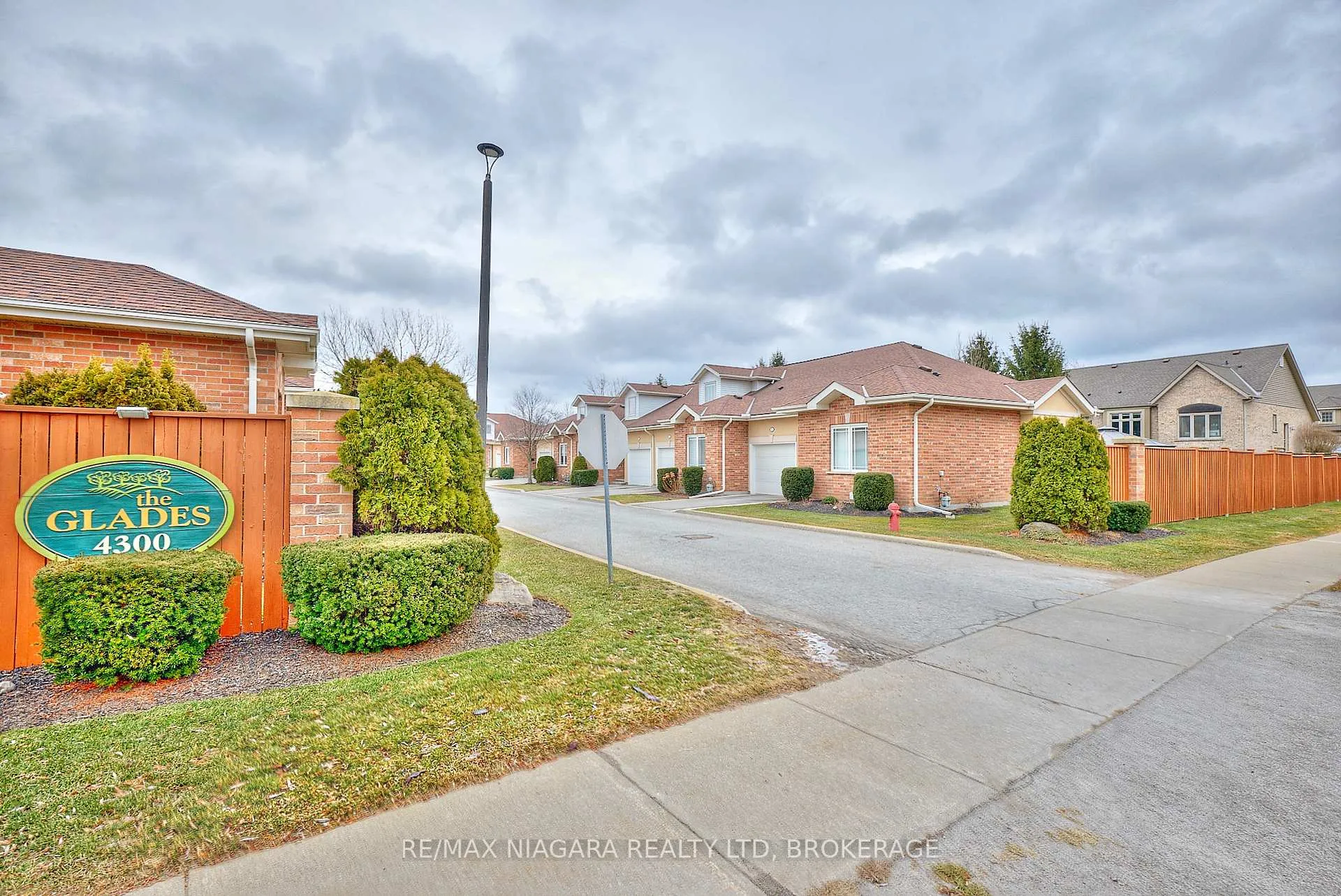 Photo 3 of Unit 10, 4300 Kalar Road, Niagara Falls, Ascot — HOMEH