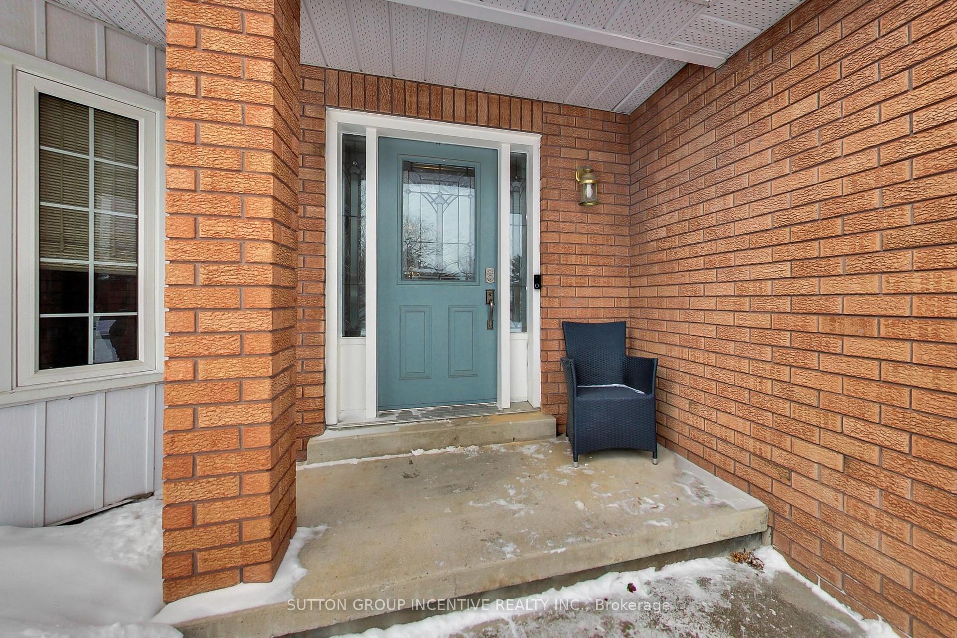 Photo 2 of 16 Byron Crescent, Barrie, Allandale Heights — HOMEH