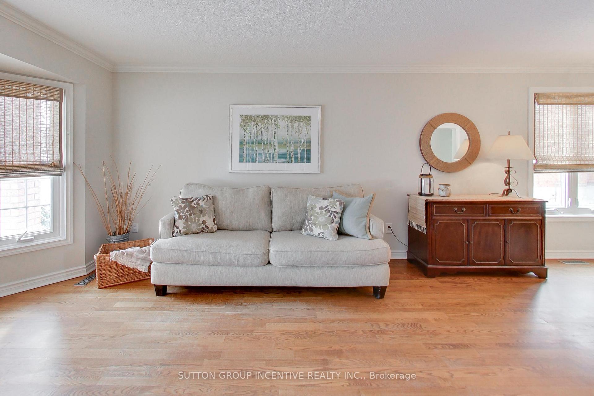 Photo 4 of 16 Byron Crescent, Barrie, Allandale Heights — HOMEH