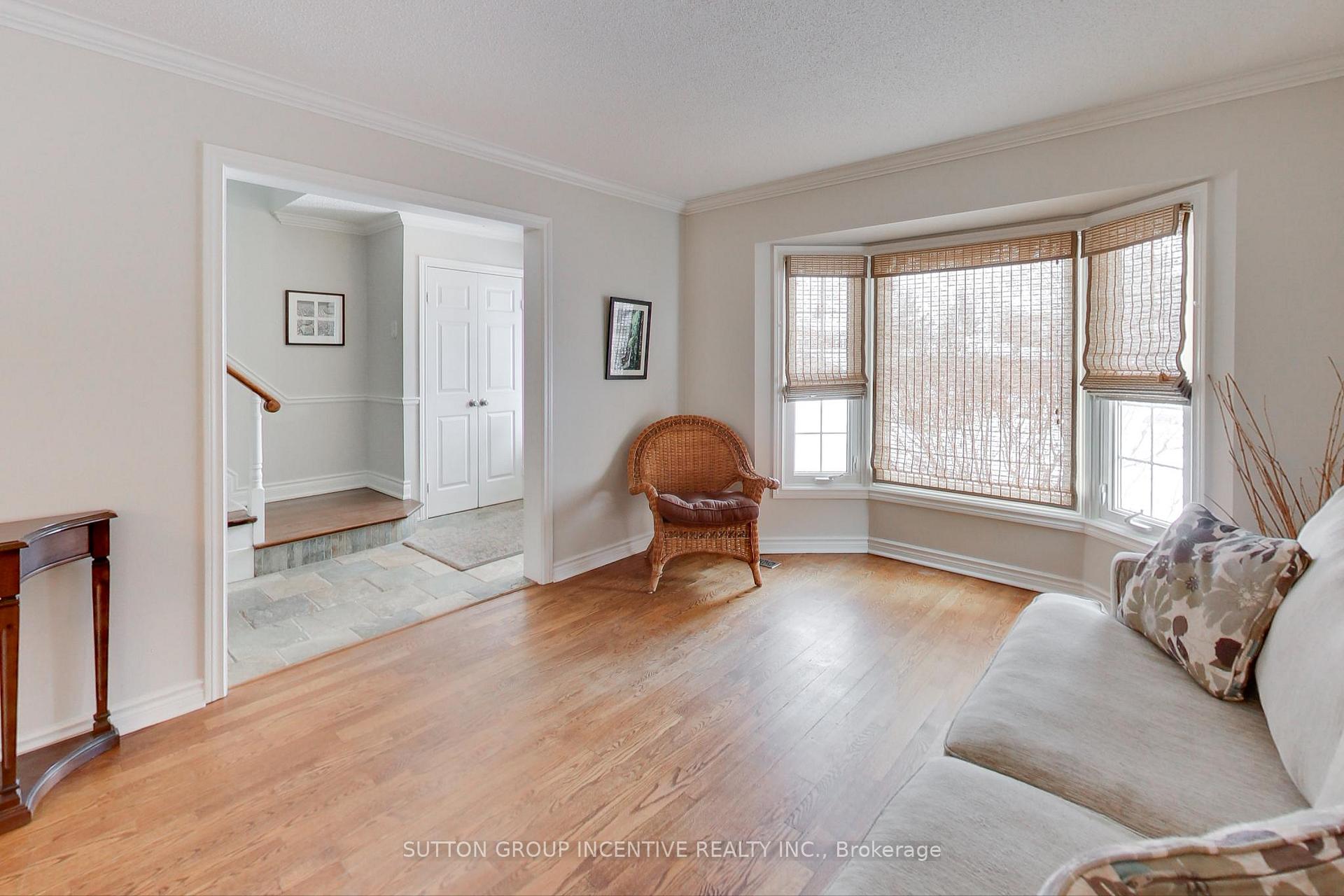 Photo 6 of 16 Byron Crescent, Barrie, Allandale Heights — HOMEH