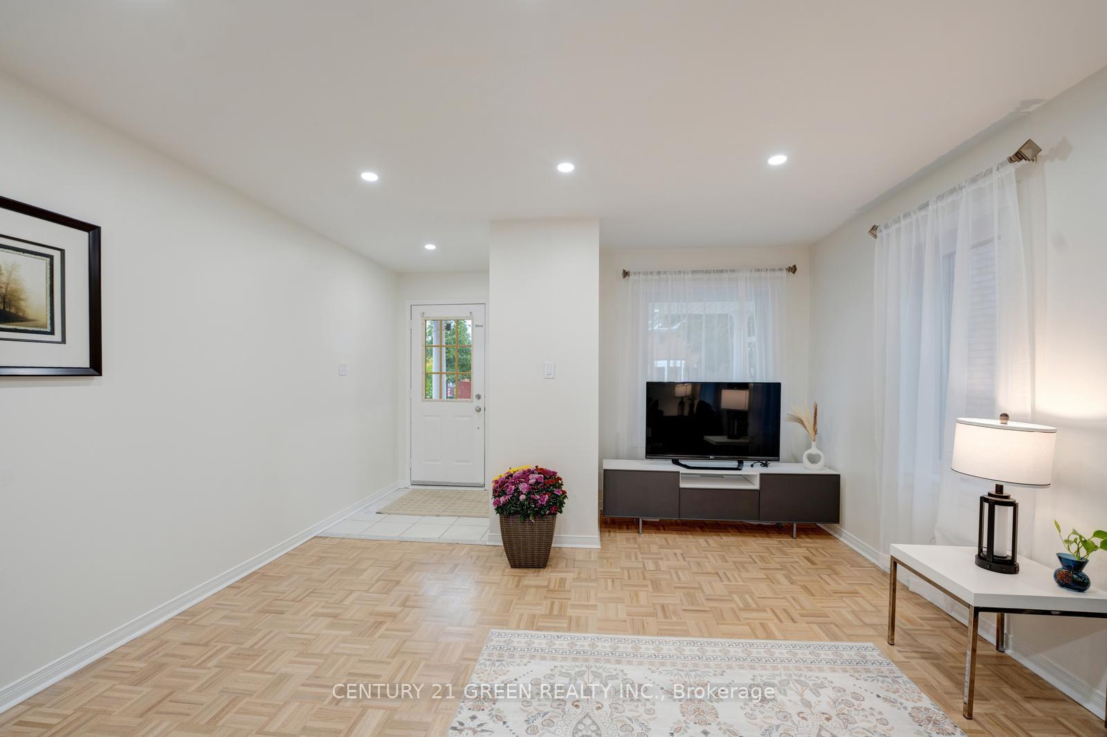 Photo 3 of 62 Saintsbury Crescent, Brampton, Sandringham-Wellington — HOMEH