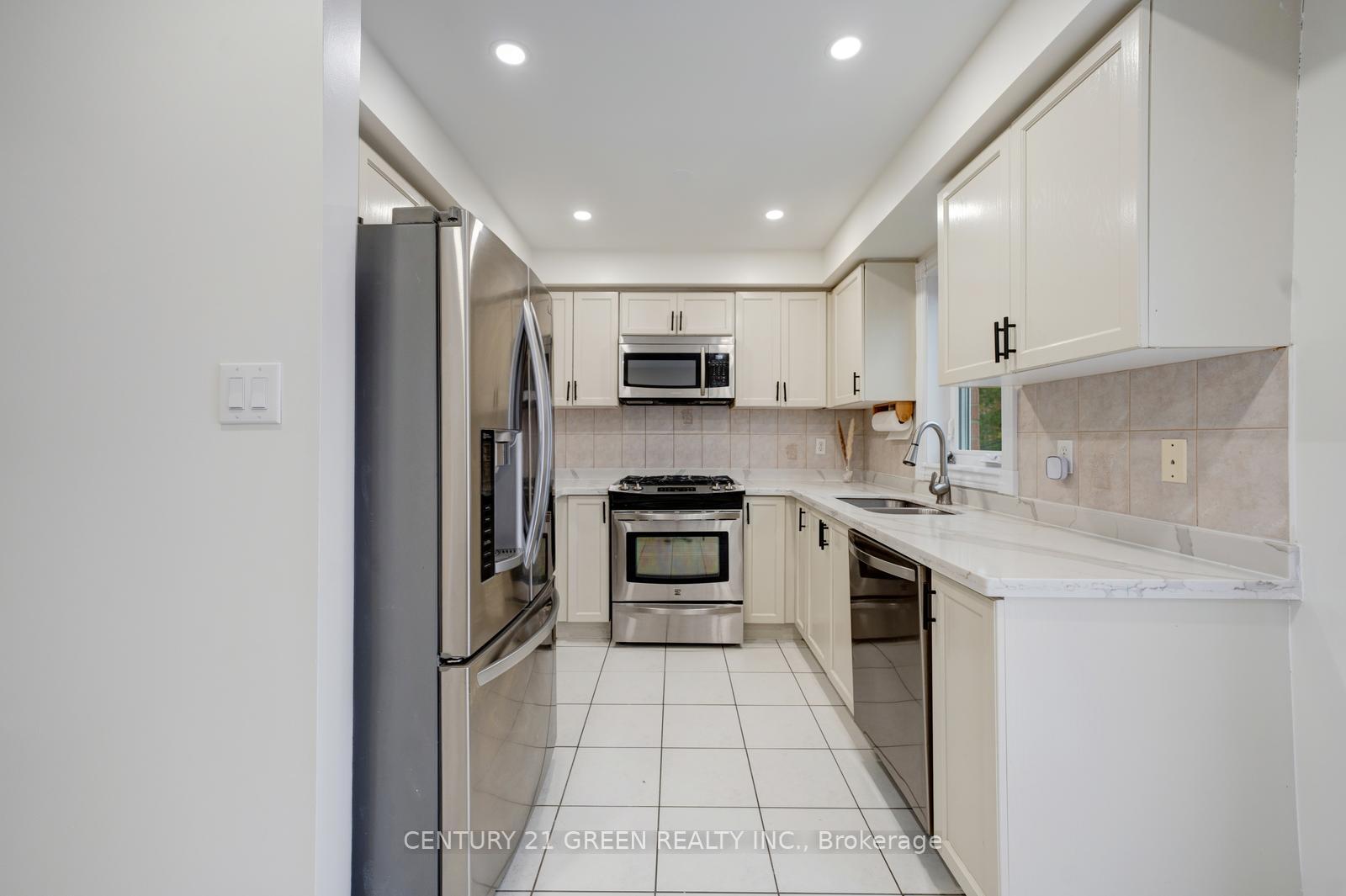 Photo 11 of 62 Saintsbury Crescent, Brampton, Sandringham-Wellington — HOMEH