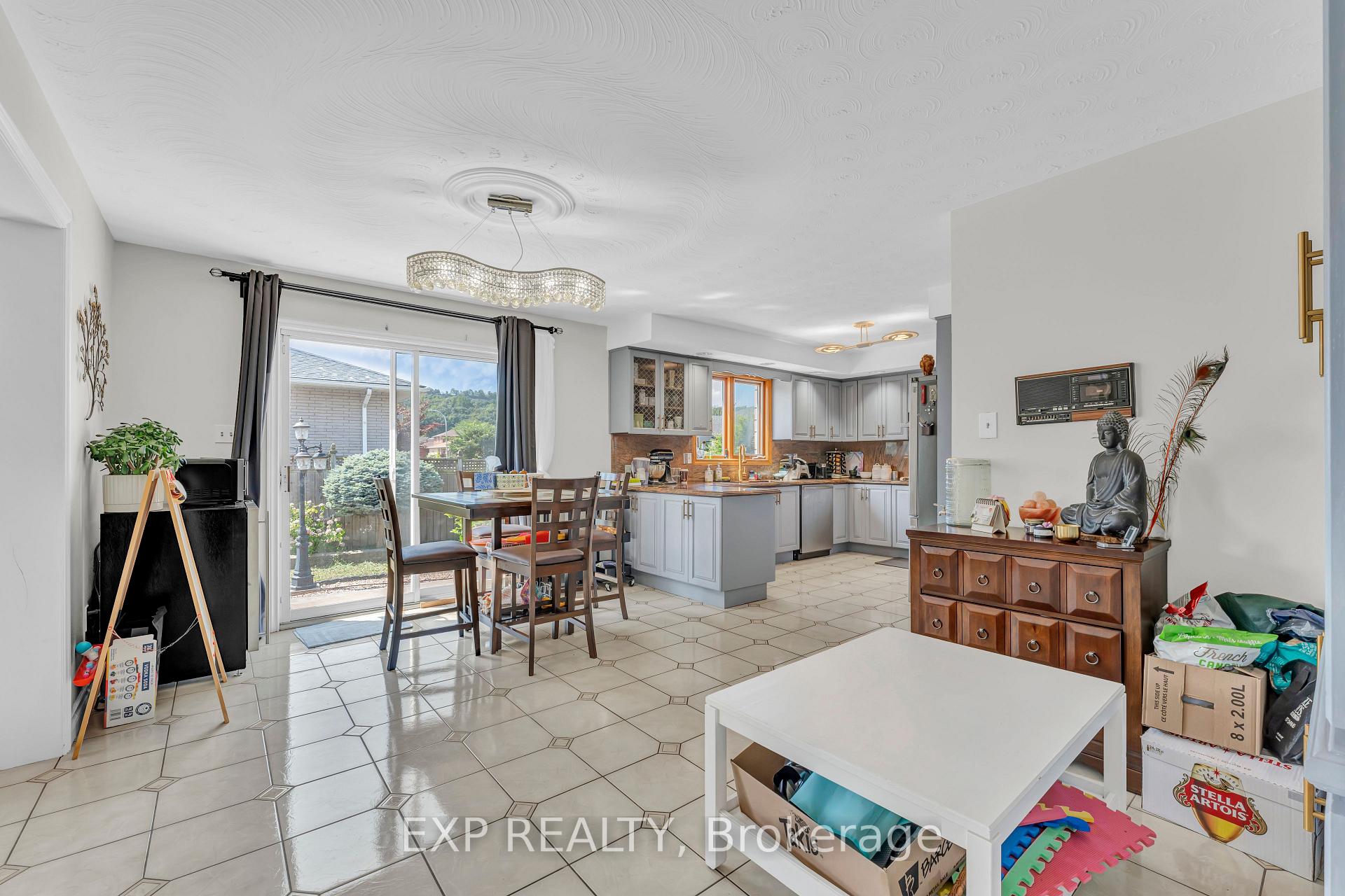 Photo 13 of 2 Glencrest Avenue, Hamilton, Stoney Creek — HOMEH