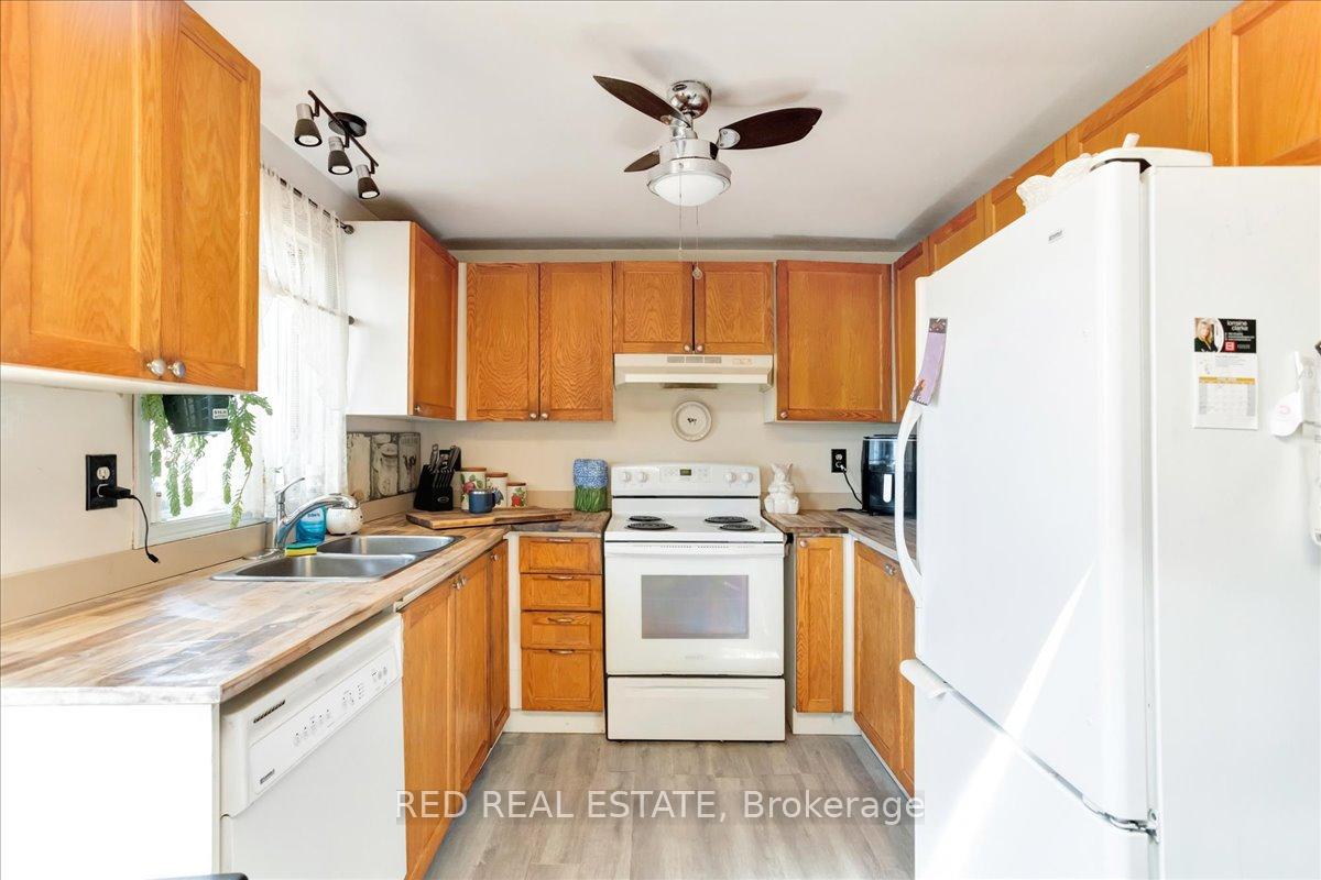 Photo 4 of 2 Finlay Road, Barrie, West Bayfield — HOMEH