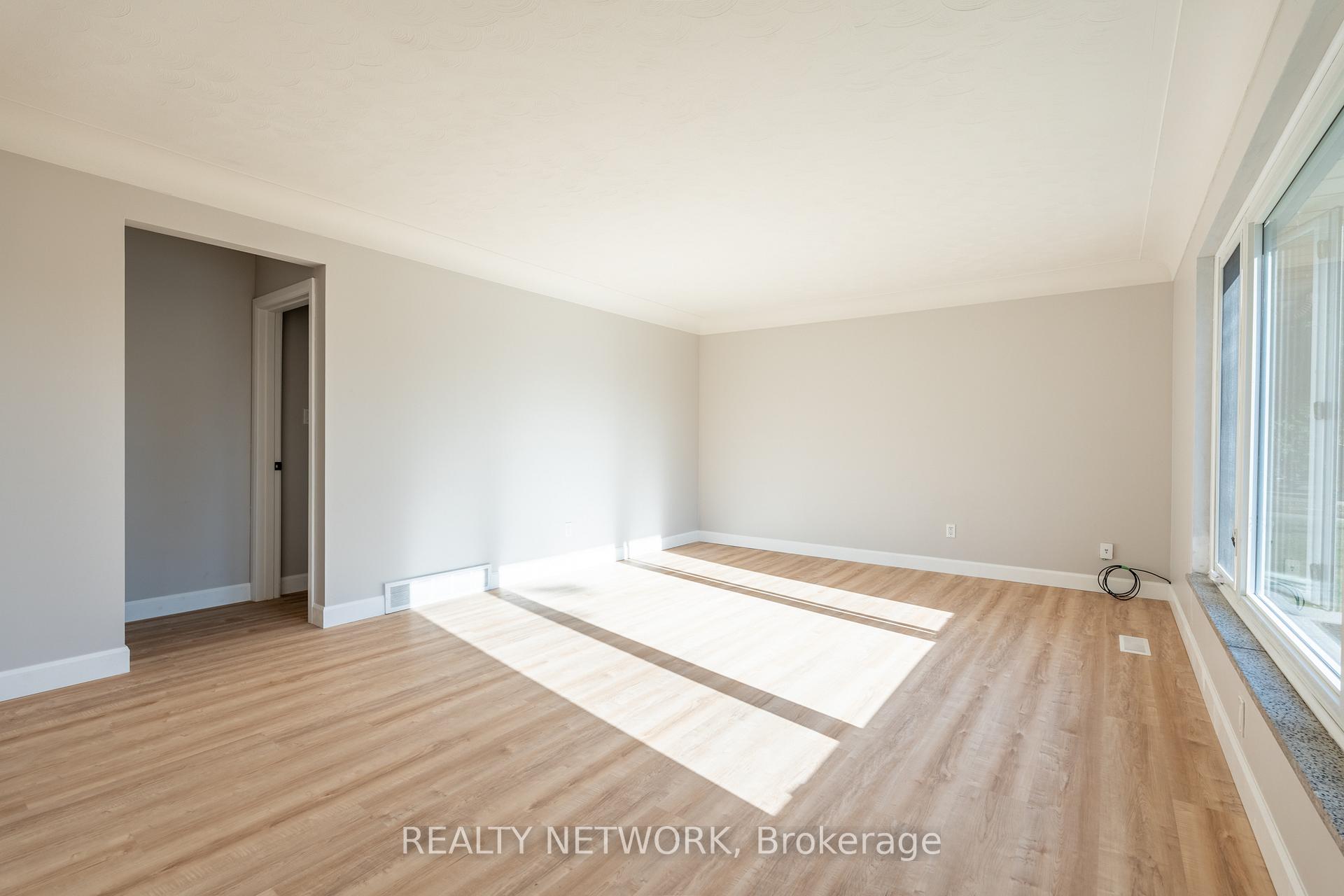 Photo 5 of 716 Upper Ottawa Street, Hamilton, Hampton Heights — HOMEH